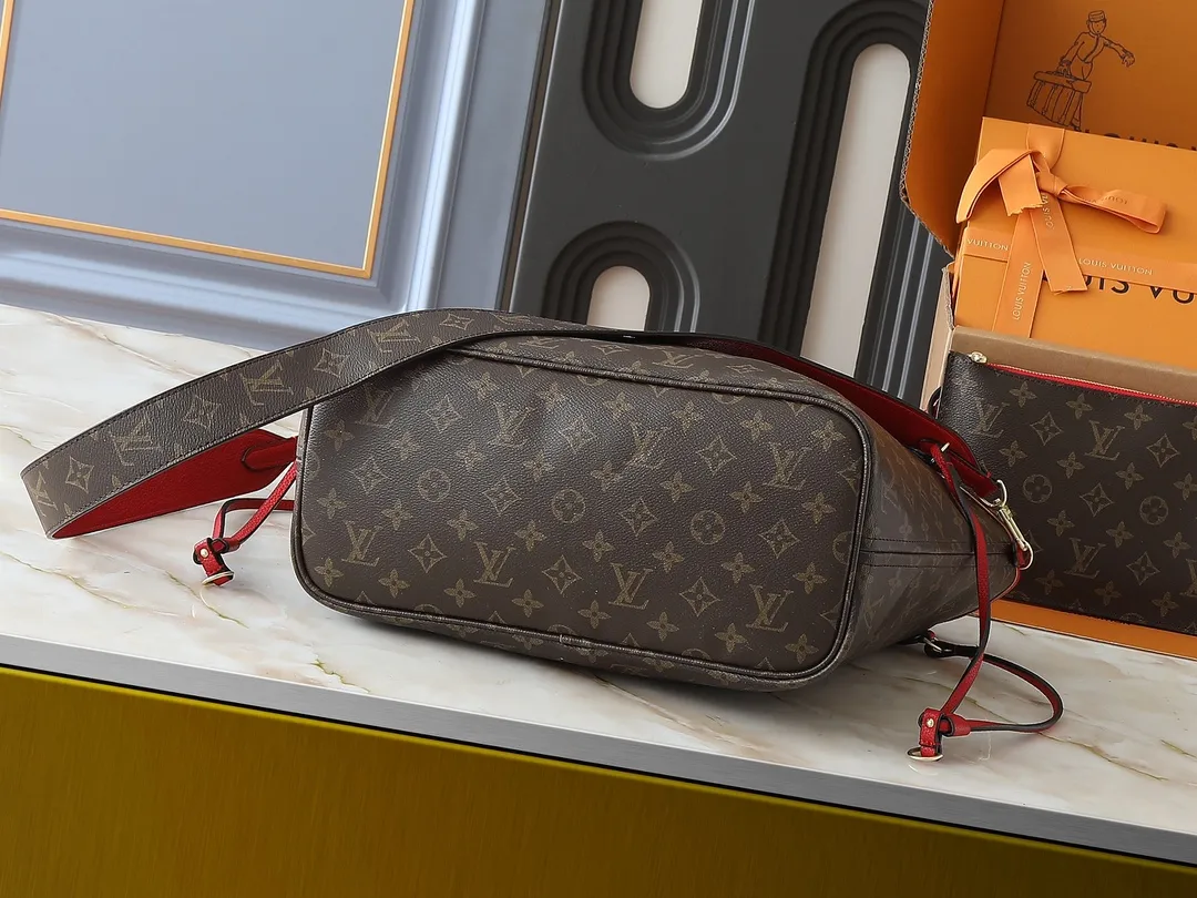 💰260💰Upgraded from the original M12708 M12707 M13753 M12779 M40995 This Neverfull Bandoulière Inside Out medium handbag is made of Monogram canvas, with bright fabric and leather trimming to highlight the eye-catching meaning, achieving a delicate balance between classic and modern. The versatile construction features a novel shoulder strap that transforms into a Hobo bag via the side hooks. Dimensions: 31.0 x 28.0 x 14.0 cm (length x height x width)