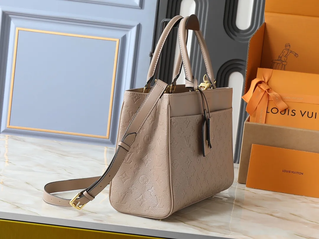 💰280💰Upgraded original M25575 M25577 M15231 Avenue MM (Avenue MM) is a modern alternative to the Grand Palais handbag. Suitable for busy city life, a design that transcends its time. Made of signature single-check leather. Naming choices and base fabric details highlight House’s outstanding craftsmanship. A spacious and practical piece that can accommodate A4-sized documents, a laptop, and various daily necessities. Dimensions: 38.5 x 24 x 15 cm (length x height x width)