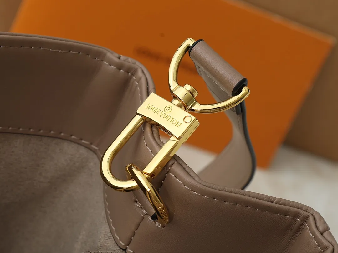 💰280💰Upgraded original M25575 M25577 M15231 Avenue MM (Avenue MM) is a modern alternative to the Grand Palais handbag. Suitable for busy city life, a design that transcends its time. Made of signature single-check leather. Naming choices and base fabric details highlight House’s outstanding craftsmanship. A spacious and practical piece that can accommodate A4-sized documents, a laptop, and various daily necessities. Dimensions: 38.5 x 24 x 15 cm (length x height x width)