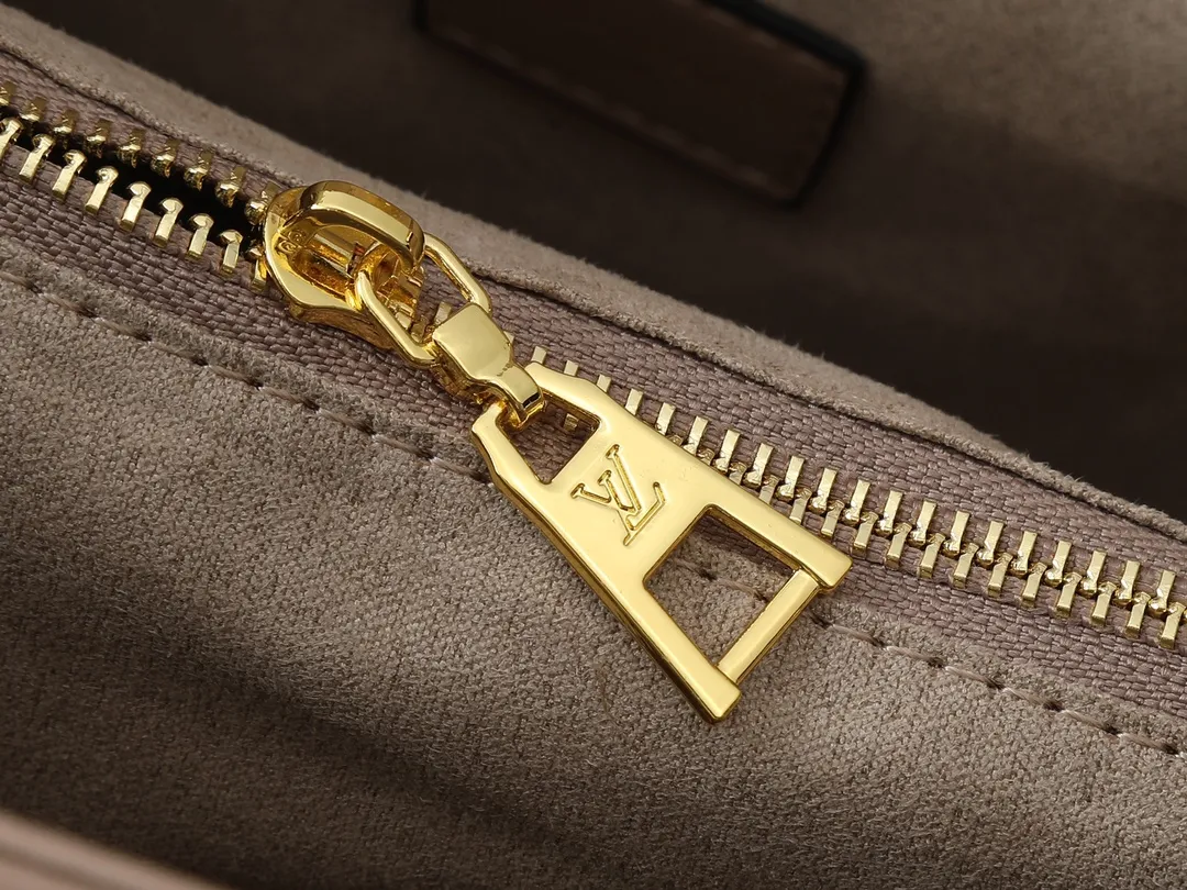 💰280💰Upgraded original M25575 M25577 M15231 Avenue MM (Avenue MM) is a modern alternative to the Grand Palais handbag. Suitable for busy city life, a design that transcends its time. Made of signature single-check leather. Naming choices and base fabric details highlight House’s outstanding craftsmanship. A spacious and practical piece that can accommodate A4-sized documents, a laptop, and various daily necessities. Dimensions: 38.5 x 24 x 15 cm (length x height x width)