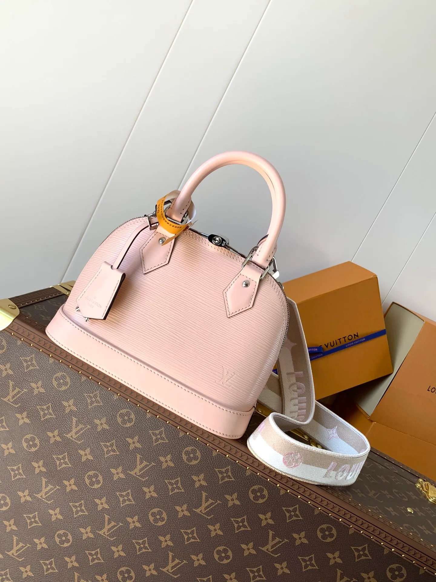 💰1240 (top layer leather) top original order, transcoding chip M59217 black M57540 caramel color M58706 off-white M22620 pink top original order This Alma BB handbag uses colorful Epi leather to present one of Louis Vuitton's iconic designs, and the jacquard shoulder strap is decorated with Louis Vuitton logo embroidery and Monogram on both sides. Flower clusters, with delicate stitching edges, bring the visual focus with dynamic new ideas. Dimensions: 23.5 x 17.5 x 11.5 cm (L x H x W) • Epi grained cowhide leather • Epi leather trim • Microfiber lining • Metal hardware • Double zip closure • Padlock • Key holder • Internal patch pocket • Metal base stud • Shoulder strap: removable, not adjustable • Half-length strap: 50.0 cm • Handle: Double handle