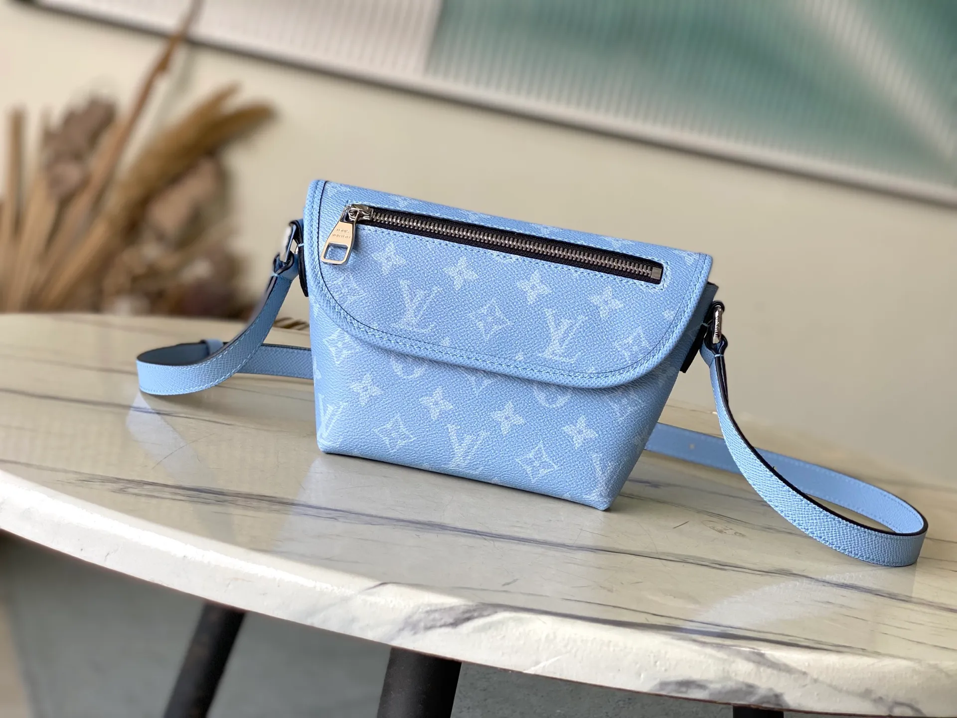 💰1040 (top layer leather) top original order M14116 This Pulse mini handbag is made of Monogram coated canvas and Taiga cow leather with a trapezoidal outline, releasing a dynamic atmosphere with a unique configuration. The front flap is equipped with a zipper pocket for quick access to travel essentials, and the fabric lining and patch pockets add functionality. Dimensions: 22.5 × 16 × 5 cm