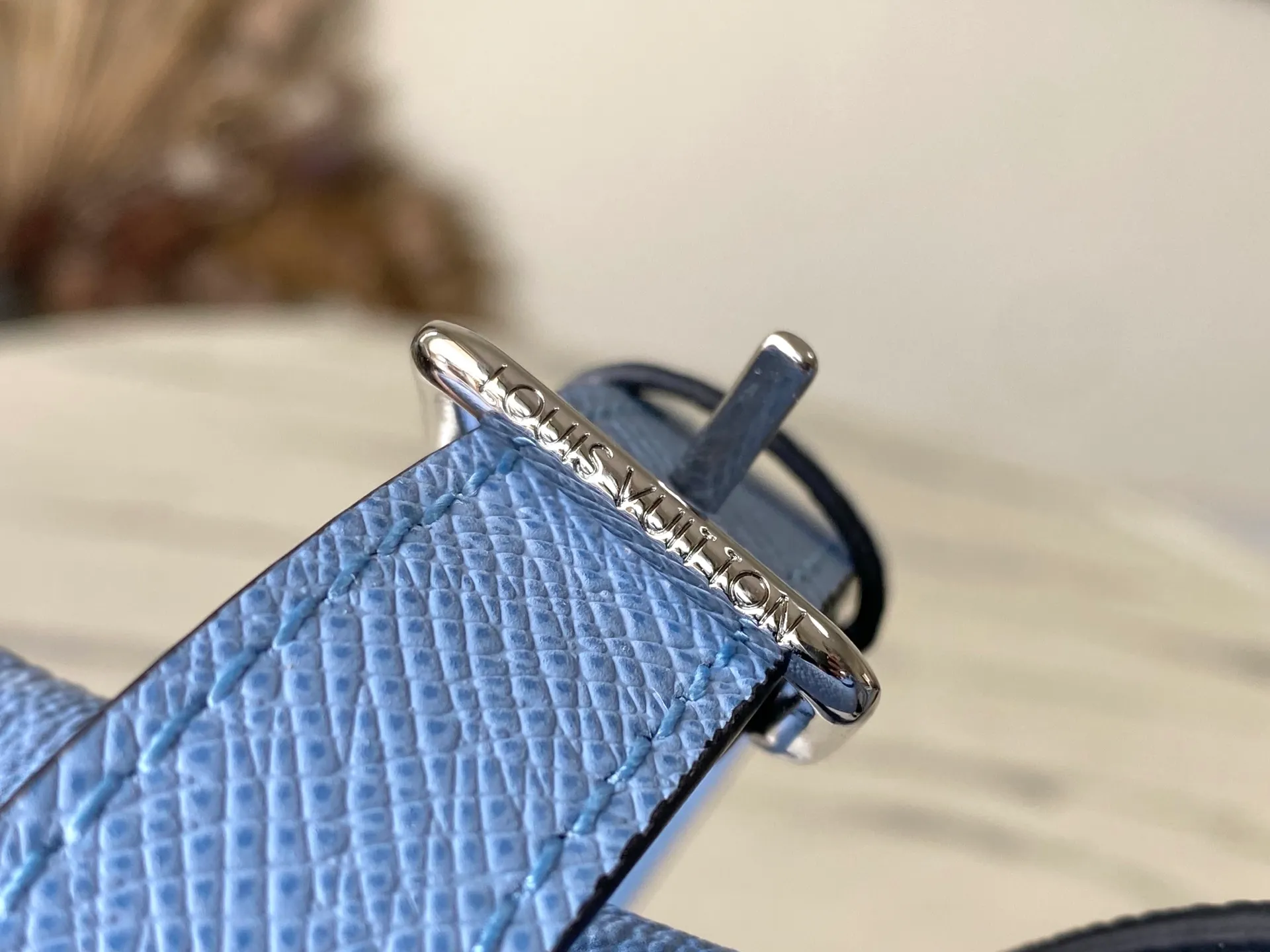 💰1040 (top layer leather) top original order M14116 This Pulse mini handbag is made of Monogram coated canvas and Taiga cow leather with a trapezoidal outline, releasing a dynamic atmosphere with a unique configuration. The front flap is equipped with a zipper pocket for quick access to travel essentials, and the fabric lining and patch pockets add functionality. Dimensions: 22.5 × 16 × 5 cm