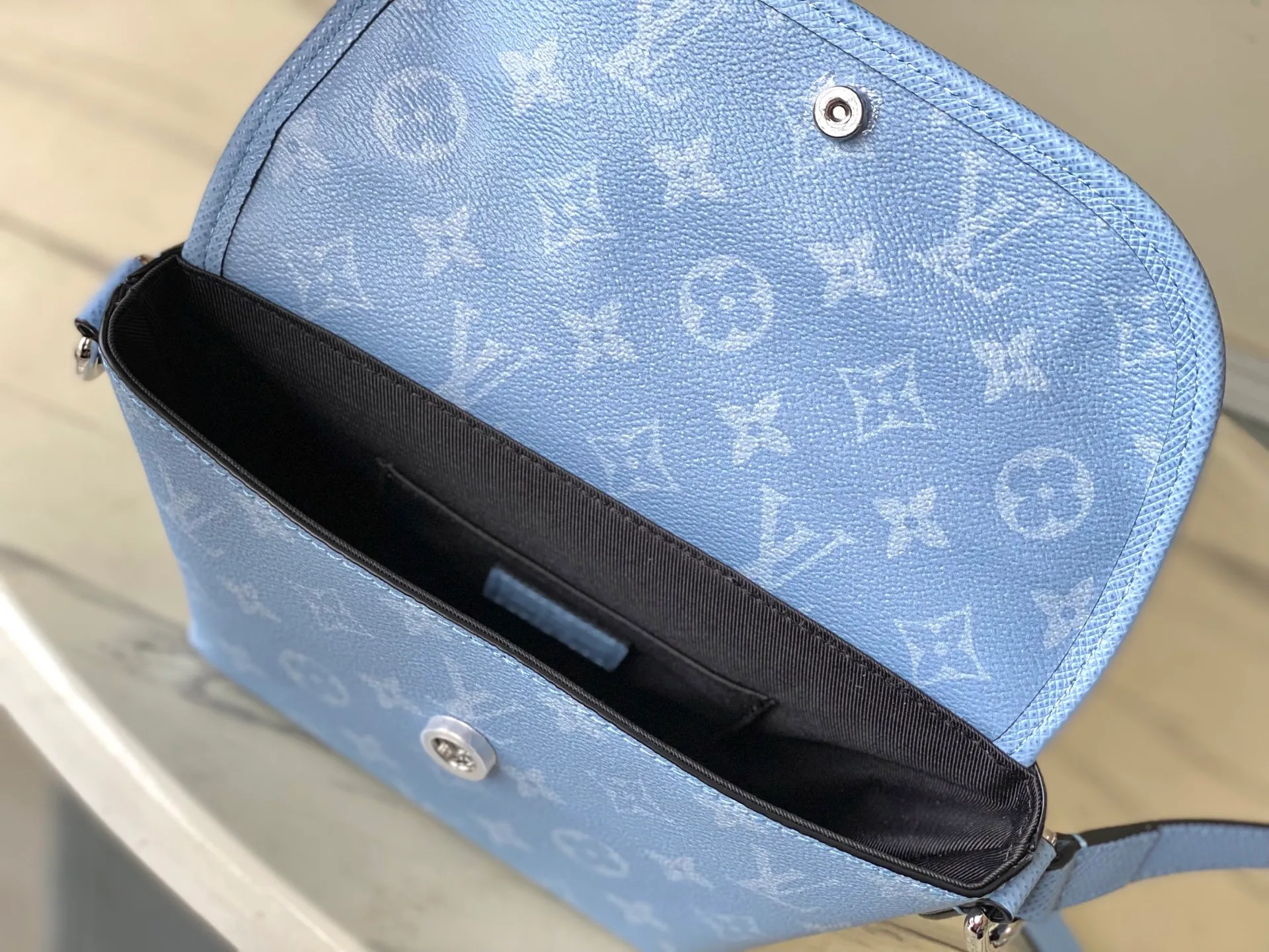 💰1040 (top layer leather) top original order M14116 This Pulse mini handbag is made of Monogram coated canvas and Taiga cow leather with a trapezoidal outline, releasing a dynamic atmosphere with a unique configuration. The front flap is equipped with a zipper pocket for quick access to travel essentials, and the fabric lining and patch pockets add functionality. Dimensions: 22.5 × 16 × 5 cm