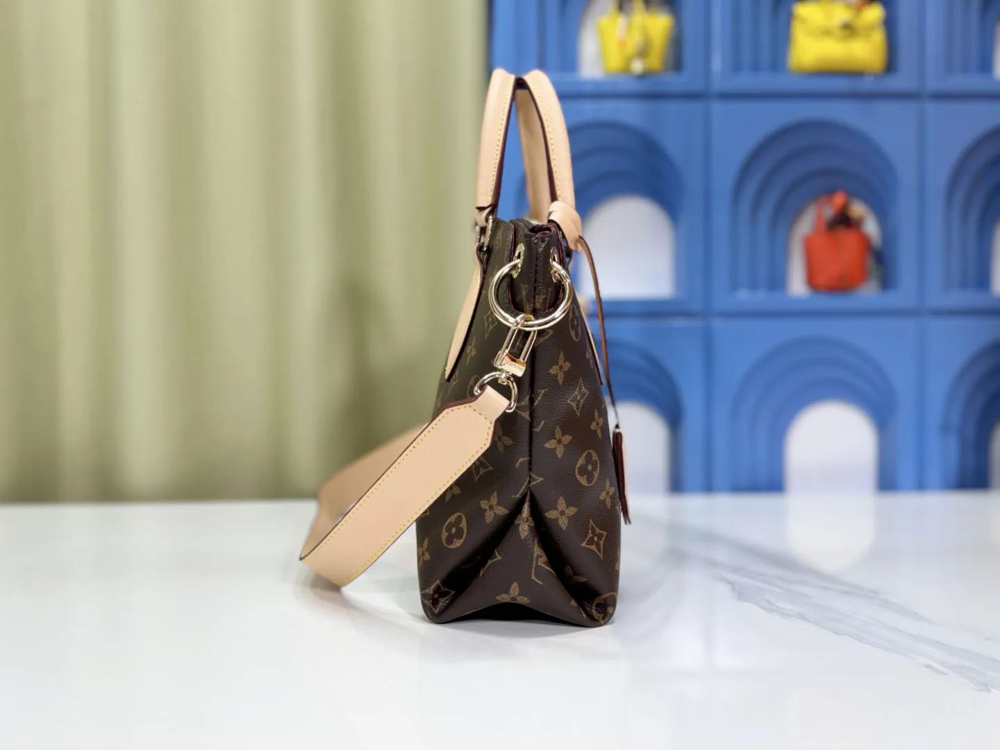 P Large 140 Small 130 Upgraded Original M44351 M44350 M44359 This FlowerBB zipper Tote handbag is made of soft Monogram canvas, equipped with smooth leather handles, shoulder straps and side seams. The shining golden metal flower padlock is the finishing touch. The versatile small bag has a soft, round shape that adds Louis Vuitton's signature femininity to casual looks. Large size 36-28-17, small size 29-23.5-13.5