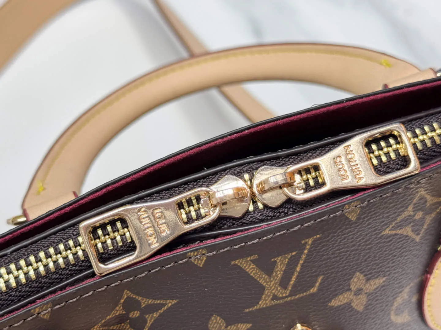 P Large 140 Small 130 Upgraded Original M44351 M44350 M44359 This FlowerBB zipper Tote handbag is made of soft Monogram canvas, equipped with smooth leather handles, shoulder straps and side seams. The shining golden metal flower padlock is the finishing touch. The versatile small bag has a soft, round shape that adds Louis Vuitton's signature femininity to casual looks. Large size 36-28-17, small size 29-23.5-13.5
