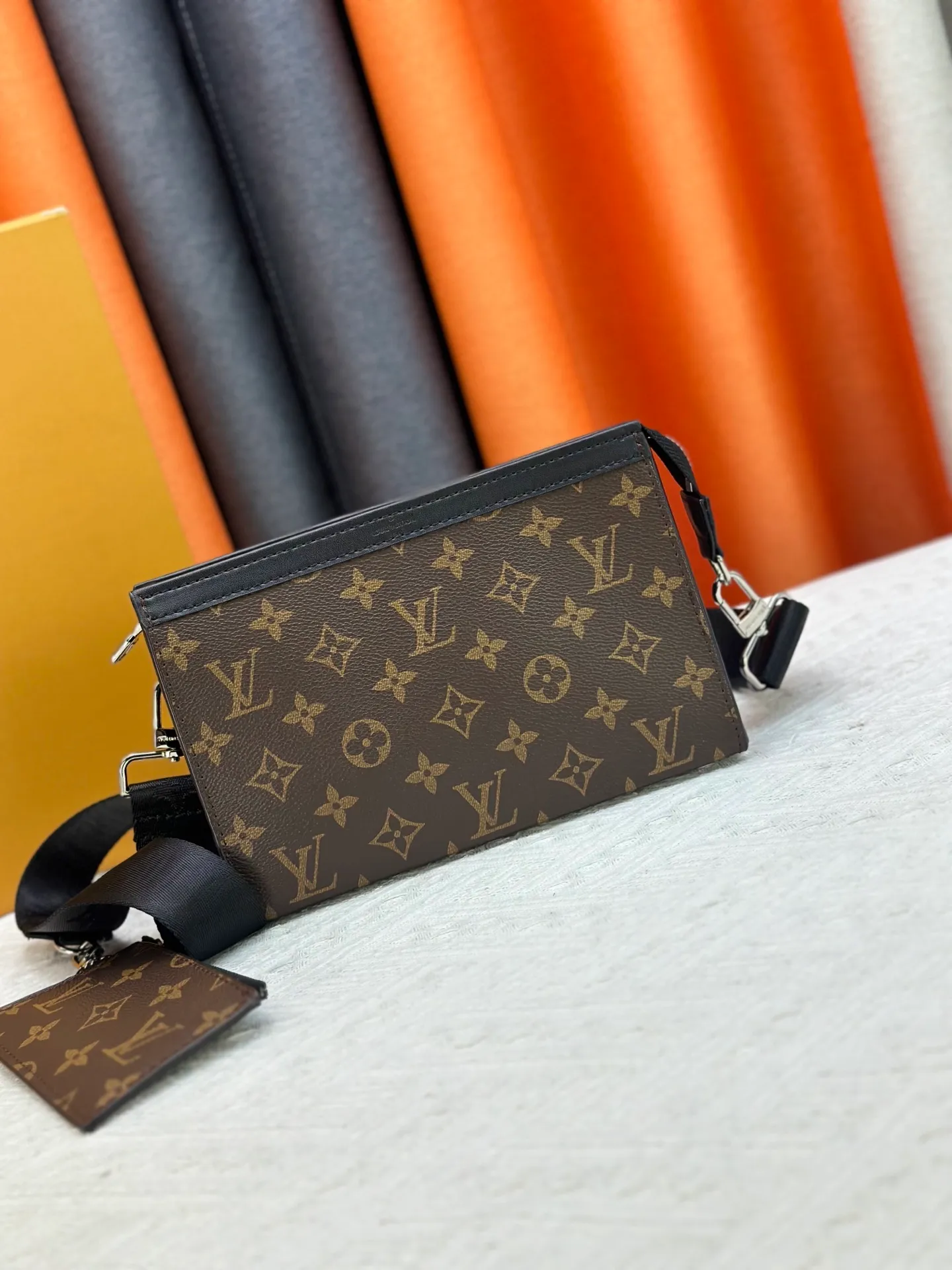 P220 [GASTON WEARABLE WALLET Handbag] m81124 81115 Silver Flower Gaston Wearable Wallet handbag was born out of Louis Vuitton's Pochette Voyage clutch. It is cut into a suitable size with Monogram Shadow leather and can accommodate mobile phones and other travel needs. The removable and adjustable shoulder strap features a removable card holder, ideal for holding contactless payment devices or transit cards.  Dimensions: 22 x 14.5 x 4.5 cm