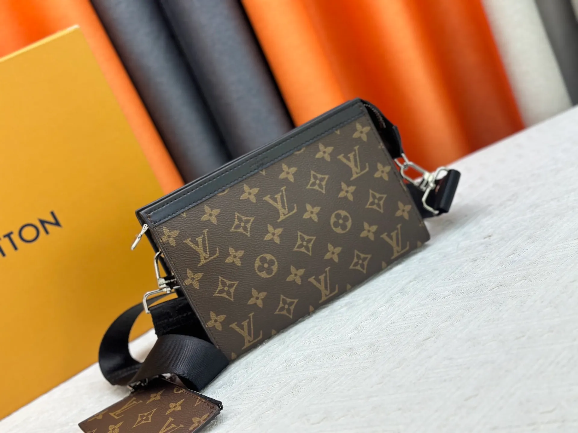 P220 [GASTON WEARABLE WALLET Handbag] m81124 81115 Silver Flower Gaston Wearable Wallet handbag was born out of Louis Vuitton's Pochette Voyage clutch. It is cut into a suitable size with Monogram Shadow leather and can accommodate mobile phones and other travel needs. The removable and adjustable shoulder strap features a removable card holder, ideal for holding contactless payment devices or transit cards.  Dimensions: 22 x 14.5 x 4.5 cm