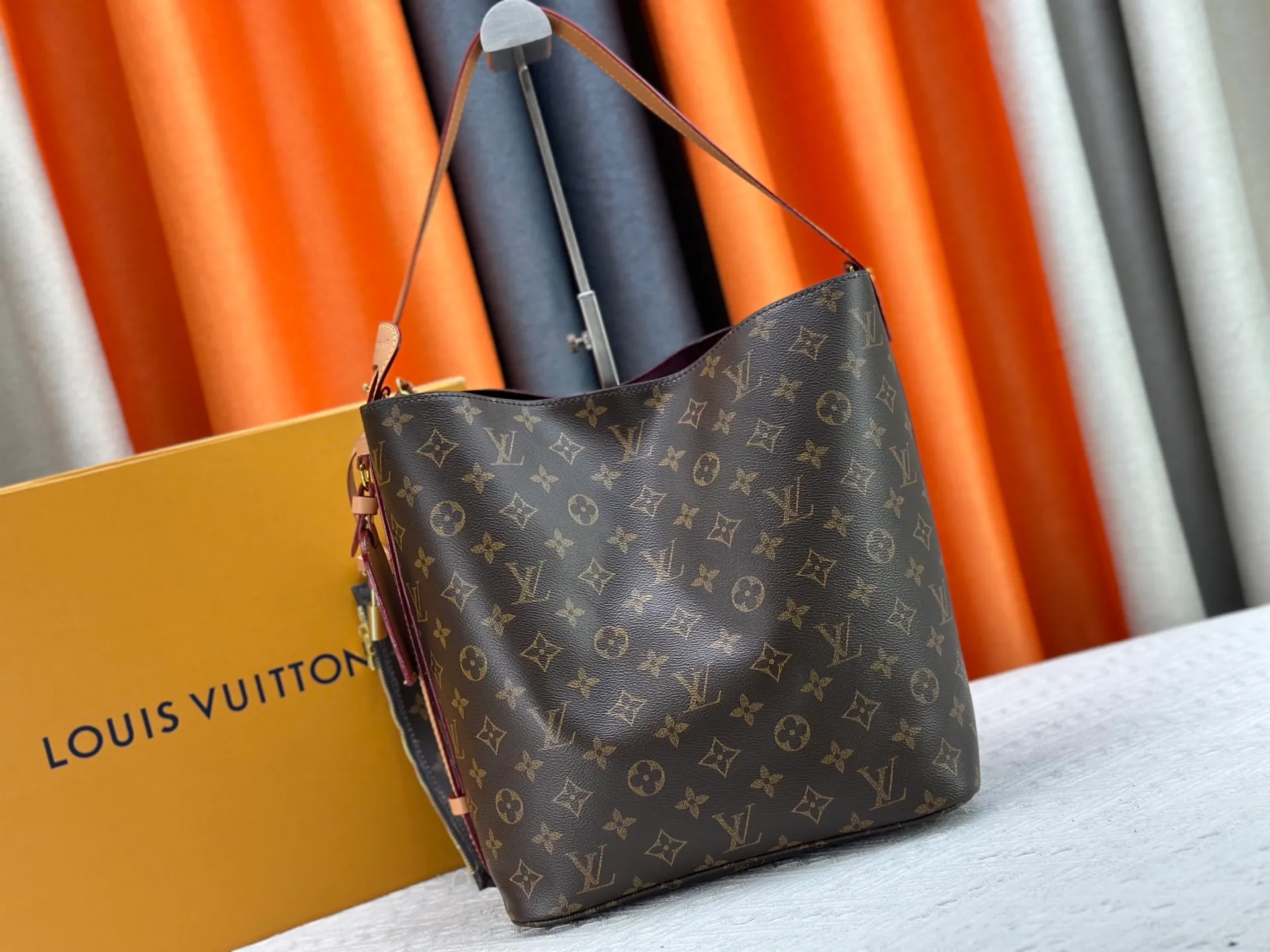 P240 Upgraded original M12925 M12926 M13480 M13044 M14356 M13045 M13089 This All In handbag is made of Monogram cow leather with shiny metal parts, and the iconic padlock and nameplate highlight the classic style. The adjustable shoulder strap continues the brand's trunk-making heritage, and the leather shoulder strap adds cross-body and shoulder carry options. The foldable design enables the silhouette to be retracted and retracted freely, providing ample space for daily use. 30.0 x 25.0 x 17.0 cm (length x height x width)