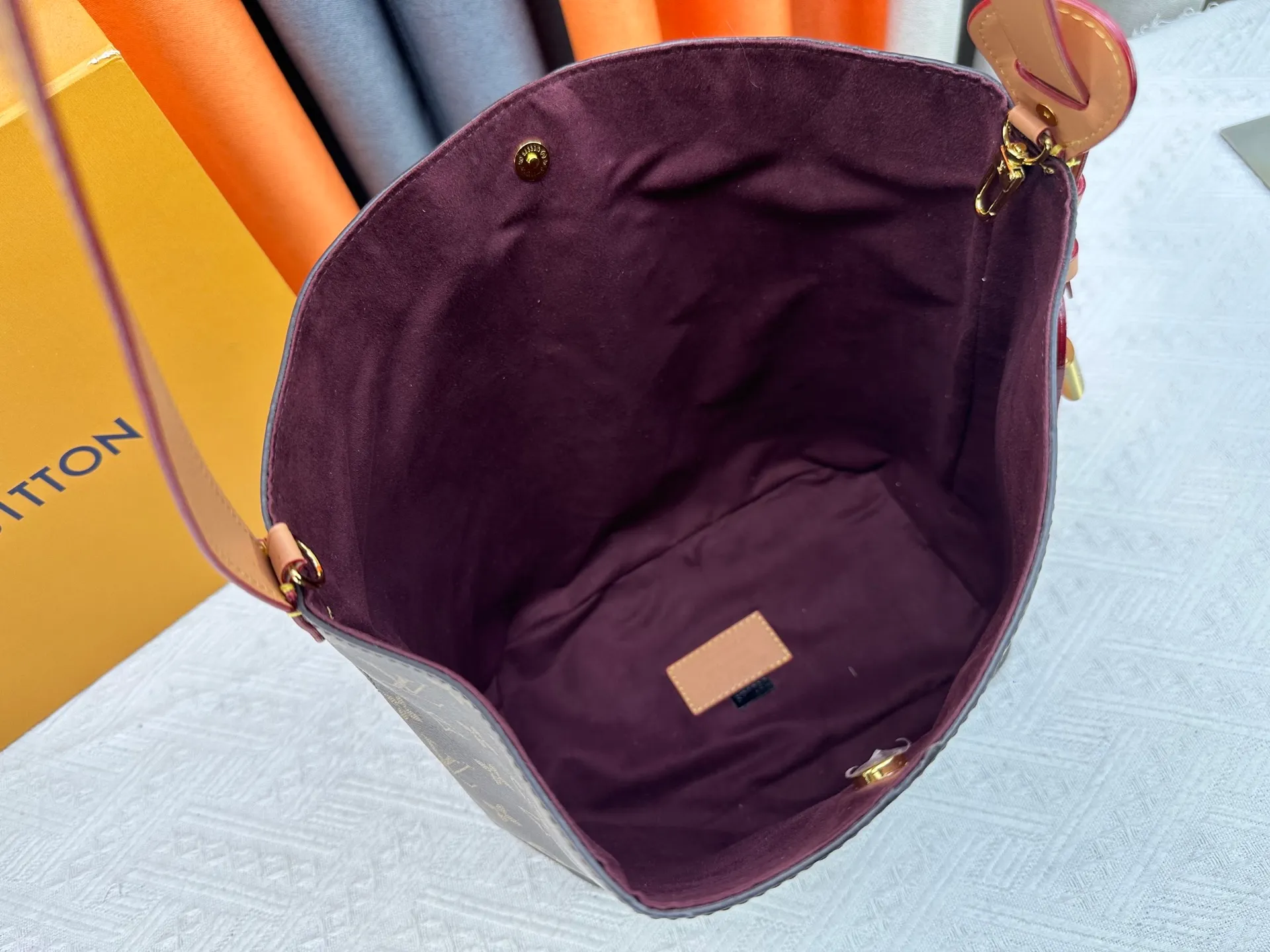 P240 Upgraded original M12925 M12926 M13480 M13044 M14356 M13045 M13089 This All In handbag is made of Monogram cow leather with shiny metal parts, and the iconic padlock and nameplate highlight the classic style. The adjustable shoulder strap continues the brand's trunk-making heritage, and the leather shoulder strap adds cross-body and shoulder carry options. The foldable design enables the silhouette to be retracted and retracted freely, providing ample space for daily use. 30.0 x 25.0 x 17.0 cm (length x height x width)