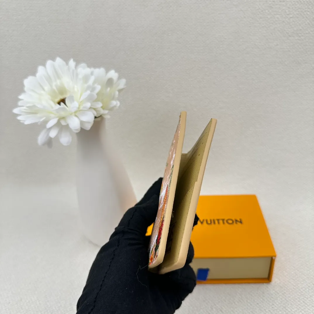 P90 M83498 top original version💎Small card holder Louis vuitton This pocket leather wallet has seven compartments, which can hold credit cards, bus cards, business cards, and even city maps. Damier canvas, leather edge - two credit card compartments - four inner compartments - one outer compartment. ❤️ Model size 7X11.