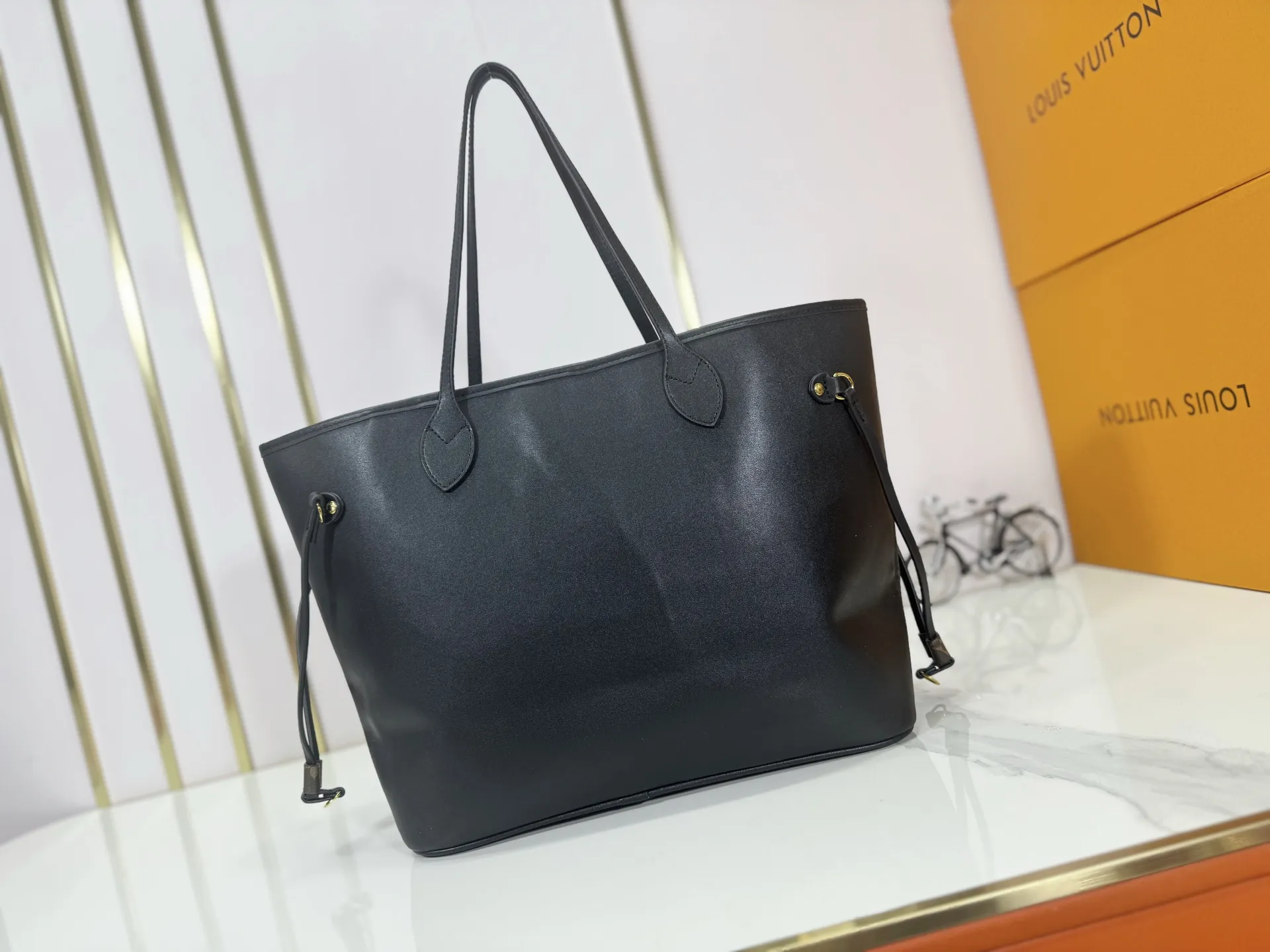 P240 Upgraded original M40995 This Neverfull MM medium handbag reinterprets the classic Monogram Empreinte leather with the same color aesthetic. The Neverfull is a roomy bag with side laces that can tighten up for a sleek allure or relax for a casual look. Inside there is a removable bag that is secured to the bag with a leather cord. Size: 32-29-17cm
