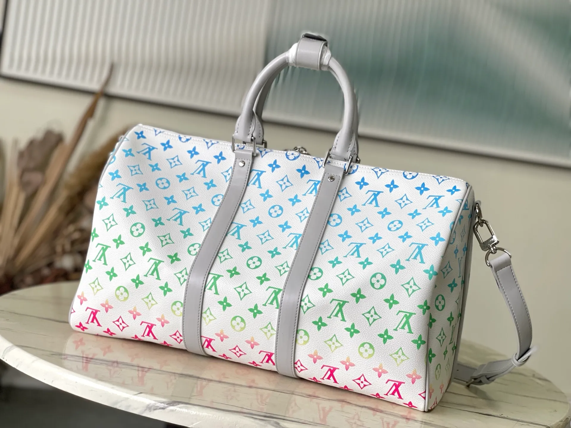 💰1280 Top original order M13915 KEEPALL BANDOULIÈRE 45 travel bag 2021-22 autumn and winter show reveals the new charm of the Everyday LV capsule series Keepall Bandouliere 45 travel bag. Vintage Monogram coated canvas depicts the Monogram pattern with subtle irregular lines, evoking the traditional stamping process. The new louis vuitton! logo is inspired by the chain’s signature elements. size: 45 x 27 x 20