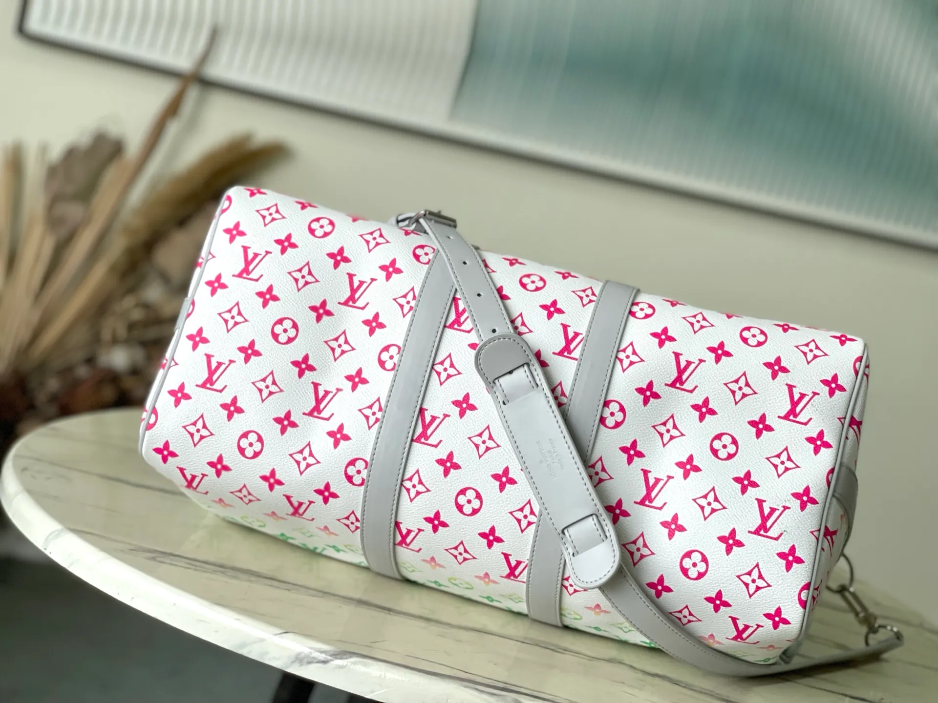 💰1280 Top original order M13915 KEEPALL BANDOULIÈRE 45 travel bag 2021-22 autumn and winter show reveals the new charm of the Everyday LV capsule series Keepall Bandouliere 45 travel bag. Vintage Monogram coated canvas depicts the Monogram pattern with subtle irregular lines, evoking the traditional stamping process. The new louis vuitton! logo is inspired by the chain’s signature elements. size: 45 x 27 x 20