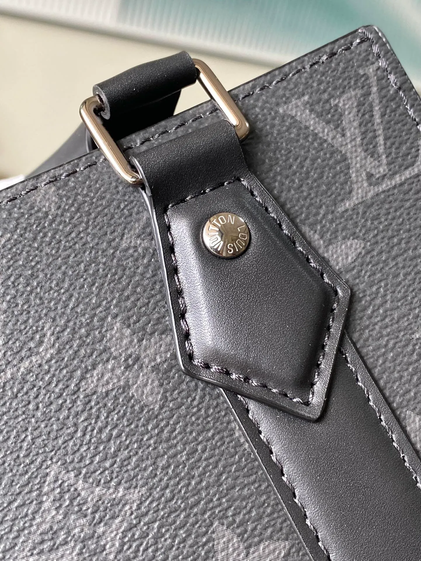 💰800 Top Original Order M46453 Black Flower Mini Men's Bag Series As a compact handbag in the Sac Plat series, the Monogram Eclipse coated canvas, cow leather trim, fabric lining, Sac Plat mini handbag this time combines Monogram Eclipse canvas, leather trim and metal parts, with a detachable nameplate and wide cow leather side straps. The on-the-go cross-body design has plenty of room for a smartphone, wallet and keys. Dimensions: 19 x 22 x 7 cm