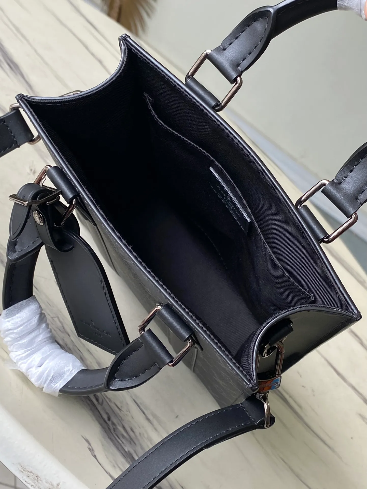 💰800 Top Original Order M46453 Black Flower Mini Men's Bag Series As a compact handbag in the Sac Plat series, the Monogram Eclipse coated canvas, cow leather trim, fabric lining, Sac Plat mini handbag this time combines Monogram Eclipse canvas, leather trim and metal parts, with a detachable nameplate and wide cow leather side straps. The on-the-go cross-body design has plenty of room for a smartphone, wallet and keys. Dimensions: 19 x 22 x 7 cm