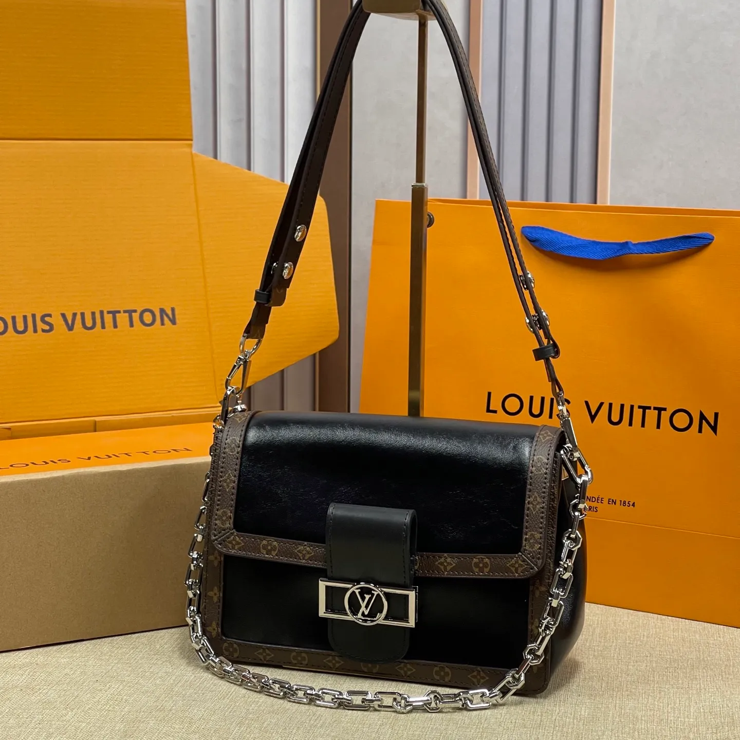 [Upgraded version] P600💰Upgraded version ·High quality·New cabinet product Comes with a full set of packaging🎁🌷Model: M13450 LV|Soft Daphne|New show product Appeared in the 2025 spring and summer show with old flower trim to ensure the comfort of the bag Dauphine Soft handbag is cut with a monogram to create a soft shape, very suitable for commuting and travel Size 24*17*9