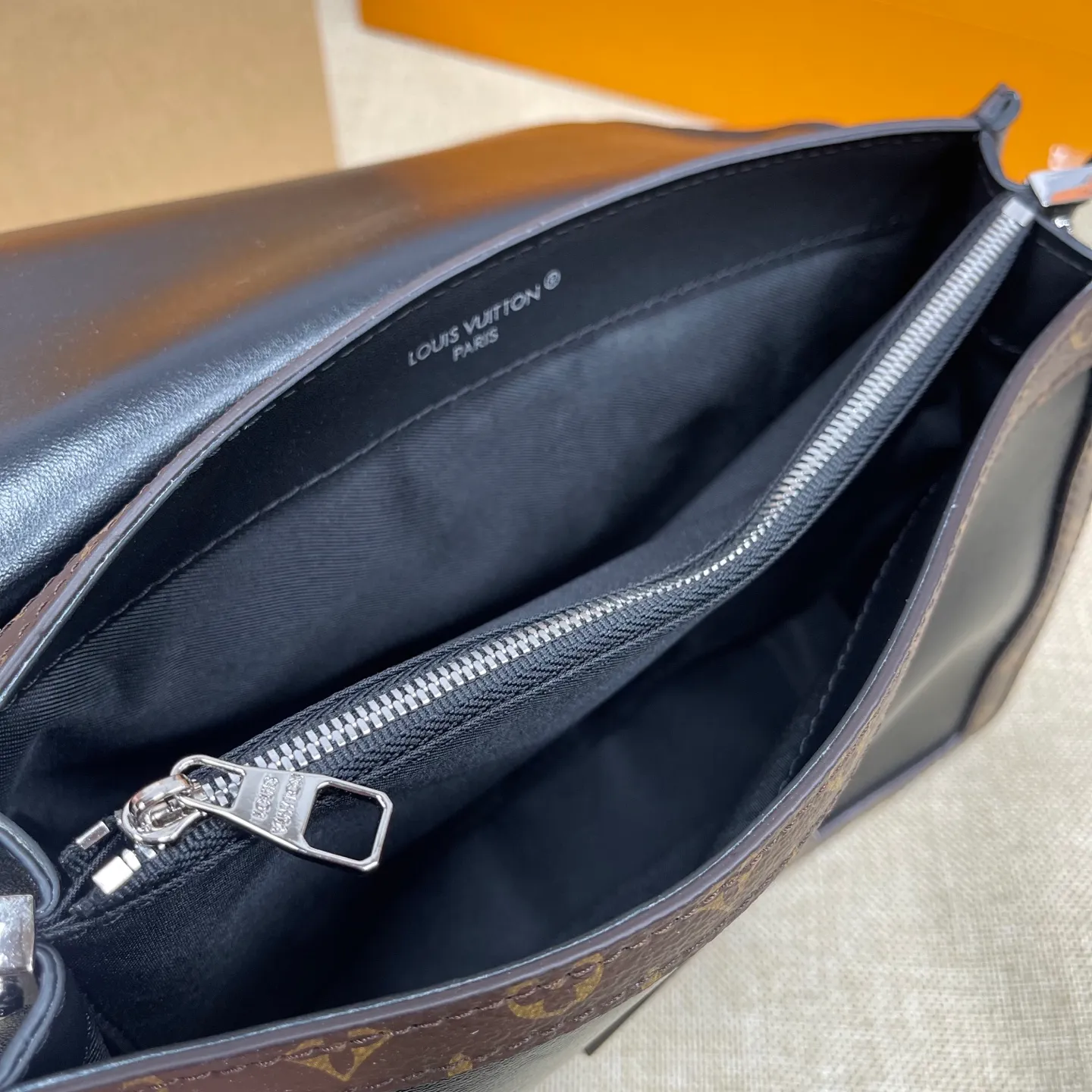 [Upgraded version] P600💰Upgraded version ·High quality·New cabinet product Comes with a full set of packaging🎁🌷Model: M13450 LV|Soft Daphne|New show product Appeared in the 2025 spring and summer show with old flower trim to ensure the comfort of the bag Dauphine Soft handbag is cut with a monogram to create a soft shape, very suitable for commuting and travel Size 24*17*9