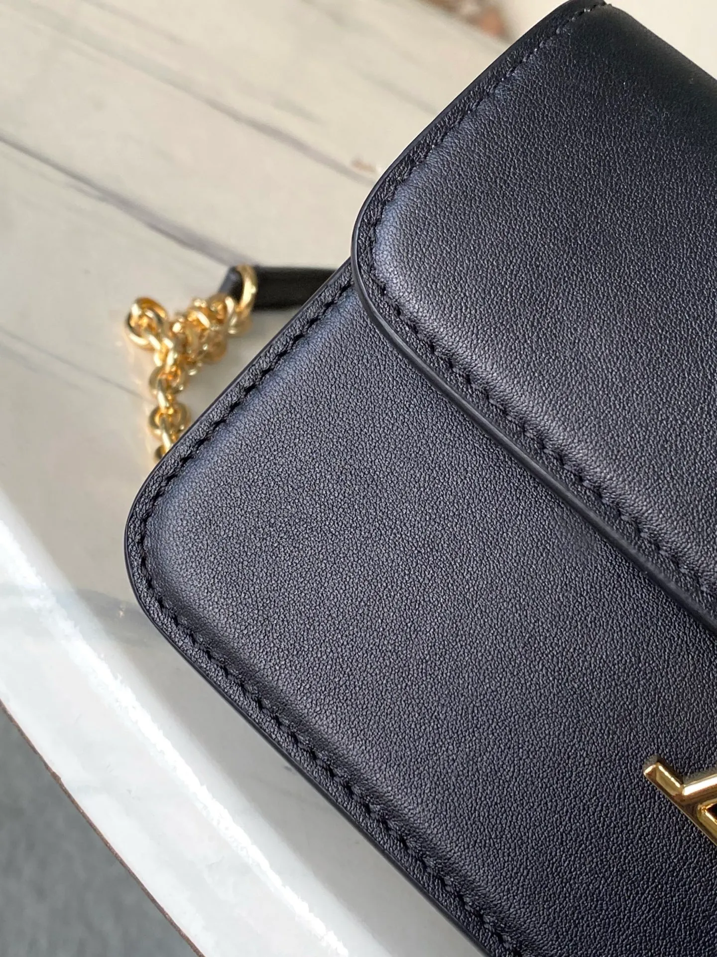 💰820 (top-grain leather) top original order M14564 This Wallet On Chain handbag is from the Louis Vuitton LVBloom series. It is cut from cow leather in a fashionable and practical configuration. It is decorated with decorations inspired by the brand's classic Monogram pattern. There's plenty of space to store a smartphone, and contrasting metal hardware adds an elegant touch. Dimensions: 20 × 11.5 × 4 cm