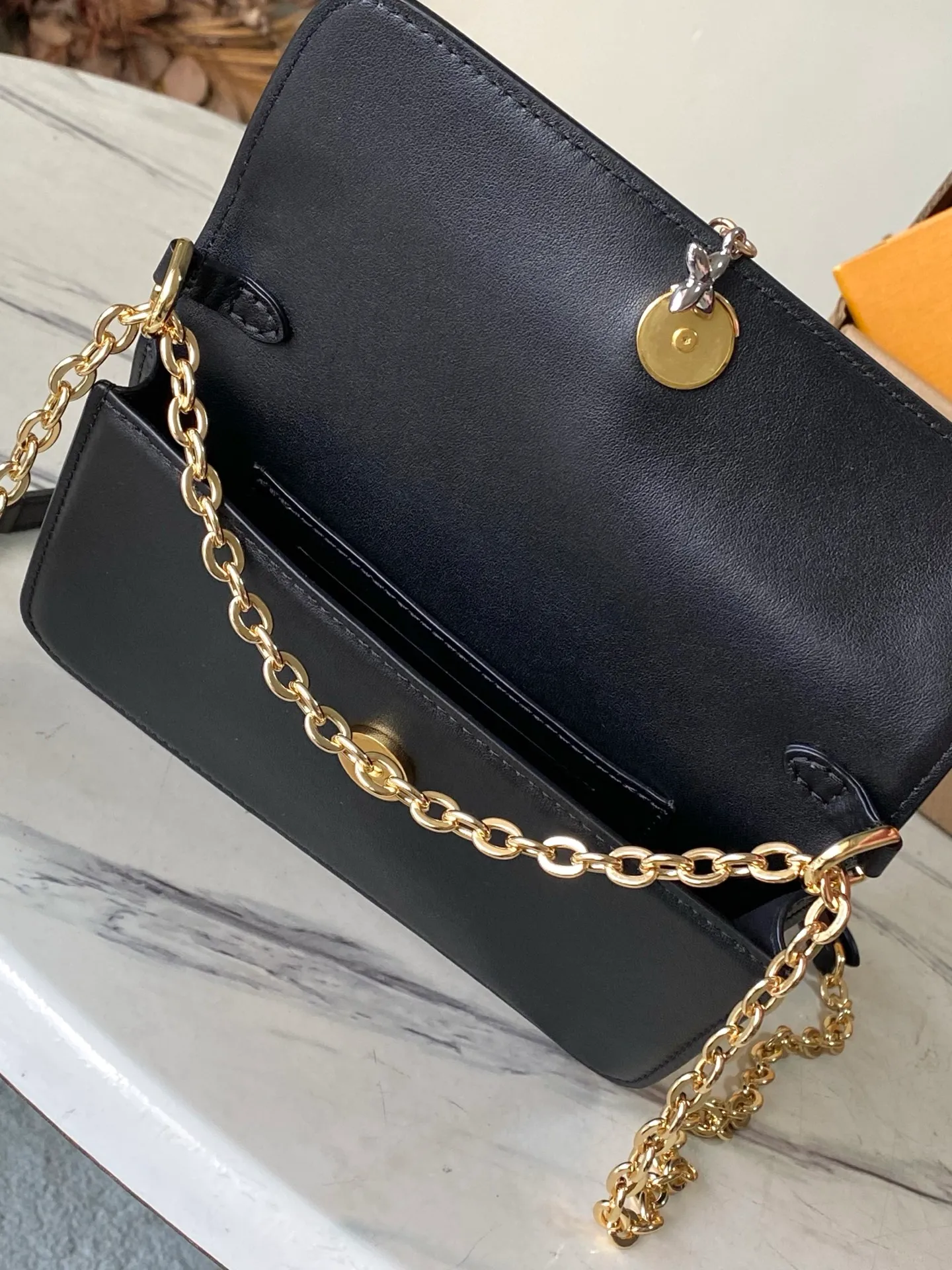 💰820 (top-grain leather) top original order M14564 This Wallet On Chain handbag is from the Louis Vuitton LVBloom series. It is cut from cow leather in a fashionable and practical configuration. It is decorated with decorations inspired by the brand's classic Monogram pattern. There's plenty of space to store a smartphone, and contrasting metal hardware adds an elegant touch. Dimensions: 20 × 11.5 × 4 cm
