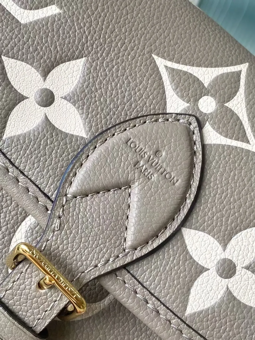 💰1100 (top layer leather) top original order M46583 This Diane handbag depicts the classic Monogram pattern on Epi leather, which contrasts with the dazzling metal parts, making it an elegant choice for daily use. The perfect size makes it easy to store your daily needs, the zippered interior pocket adds functionality, and the detachable contrast fabric shoulder strap allows for a variety of carrying methods. Dimensions: 24 × 15 × 9cm