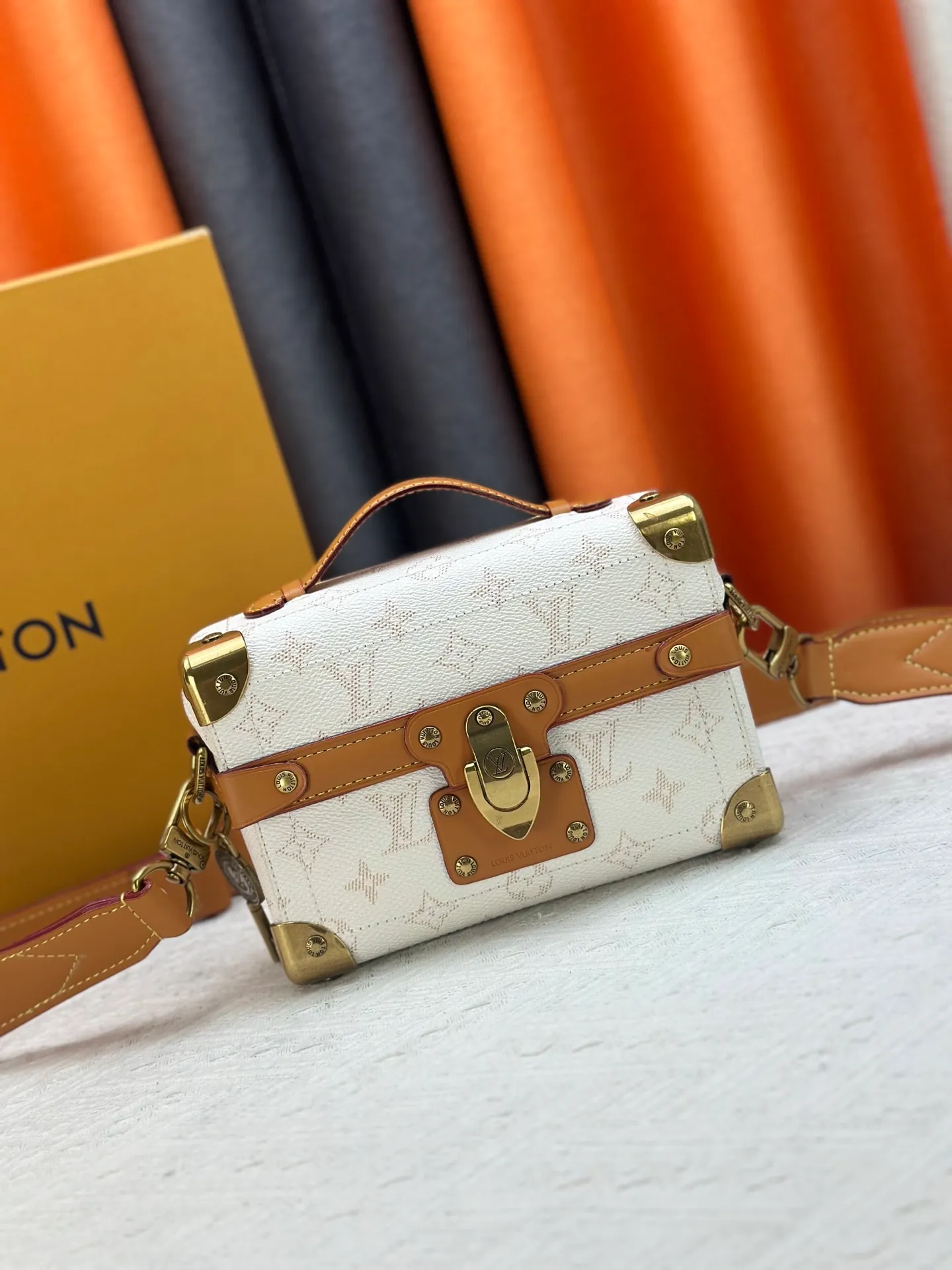 P320 Upgraded Original M15035 M13871 M11743 M11516 M11535 M12686 This Soul Trunk handbag is crafted by Pharrell Williams and is made of flexible LV Colorado cow leather with a grained texture. The Tumbler's magnetic clasp, rivets and top handles harken back to classic hard case elements, while a removable and adjustable shoulder strap completes the sophisticated details. Size: 19x15x7cm