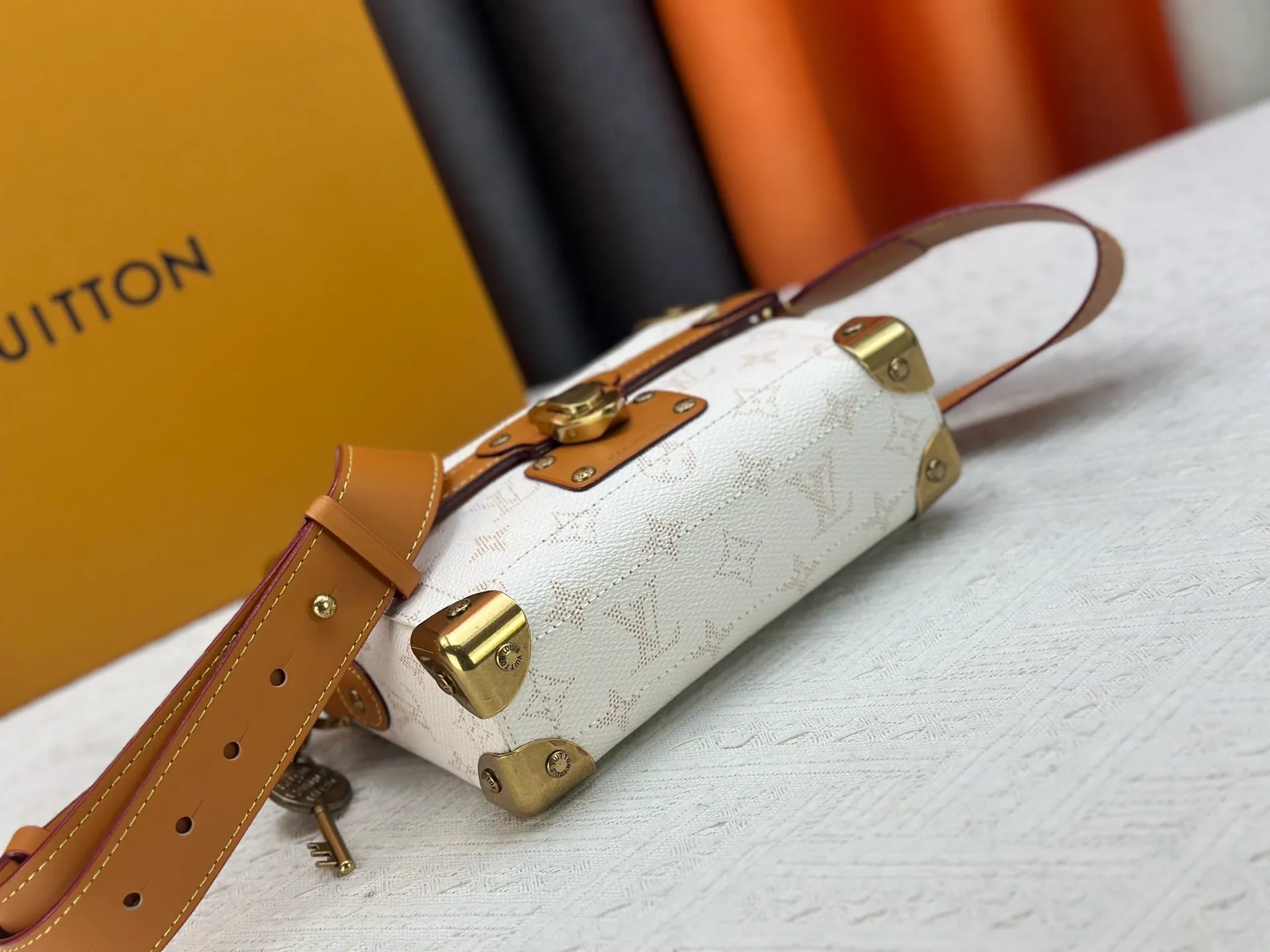P320 Upgraded Original M15035 M13871 M11743 M11516 M11535 M12686 This Soul Trunk handbag is crafted by Pharrell Williams and is made of flexible LV Colorado cow leather with a grained texture. The Tumbler's magnetic clasp, rivets and top handles harken back to classic hard case elements, while a removable and adjustable shoulder strap completes the sophisticated details. Size: 19x15x7cm