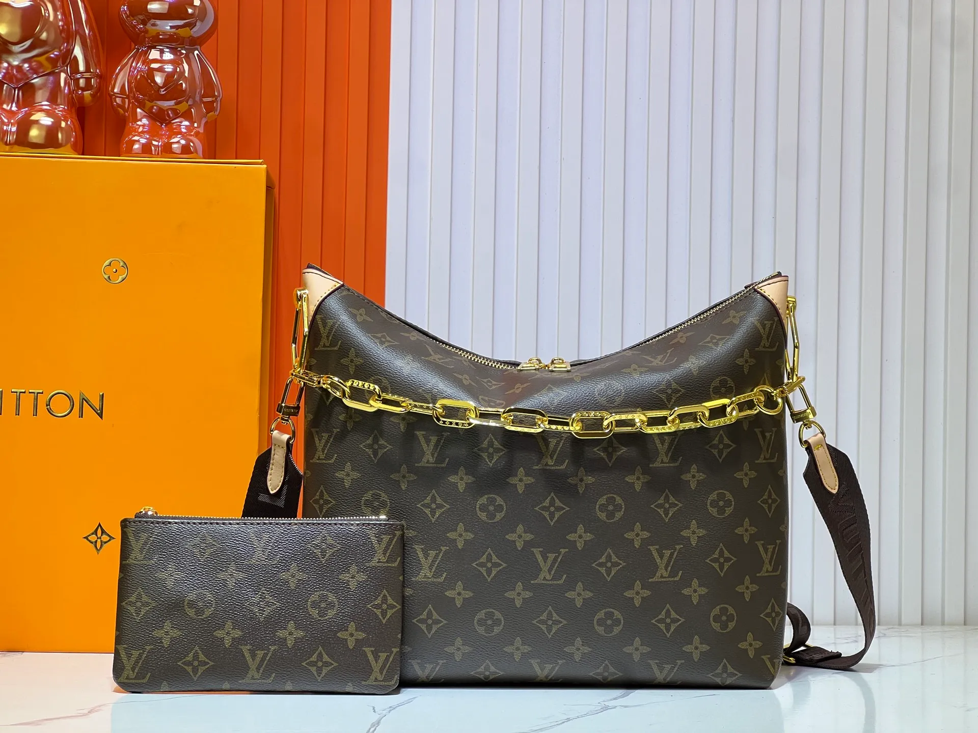 Batch 260💰Upgraded original M12068 M12071 M12072 This new Coussin series of hobo bags combines fashion and functionality, and combines the series’ iconic design elements. The bag is made of smooth cotton-paved leather and is embossed with the brand's Monogram pattern. The signature thick chain strap is accented with gold-tone hardware, while the wide detachable textile shoulder strap allows you to carry it in different ways. This versatile style is large enough to hold a laptop and features a removable zip pocket. Dimensions: 38x33x10 cm
