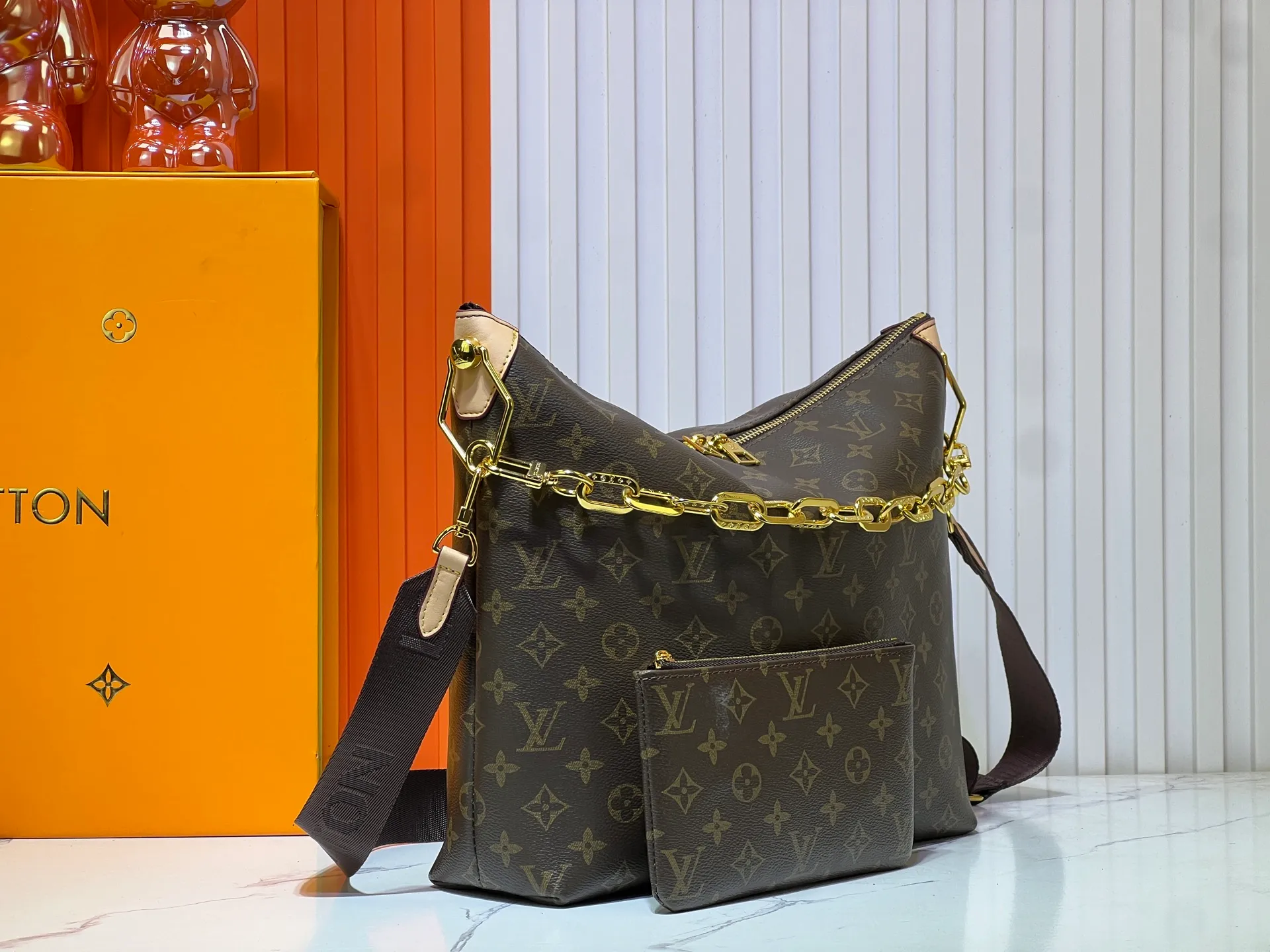 Batch 260💰Upgraded original M12068 M12071 M12072 This new Coussin series of hobo bags combines fashion and functionality, and combines the series’ iconic design elements. The bag is made of smooth cotton-paved leather and is embossed with the brand's Monogram pattern. The signature thick chain strap is accented with gold-tone hardware, while the wide detachable textile shoulder strap allows you to carry it in different ways. This versatile style is large enough to hold a laptop and features a removable zip pocket. Dimensions: 38x33x10 cm