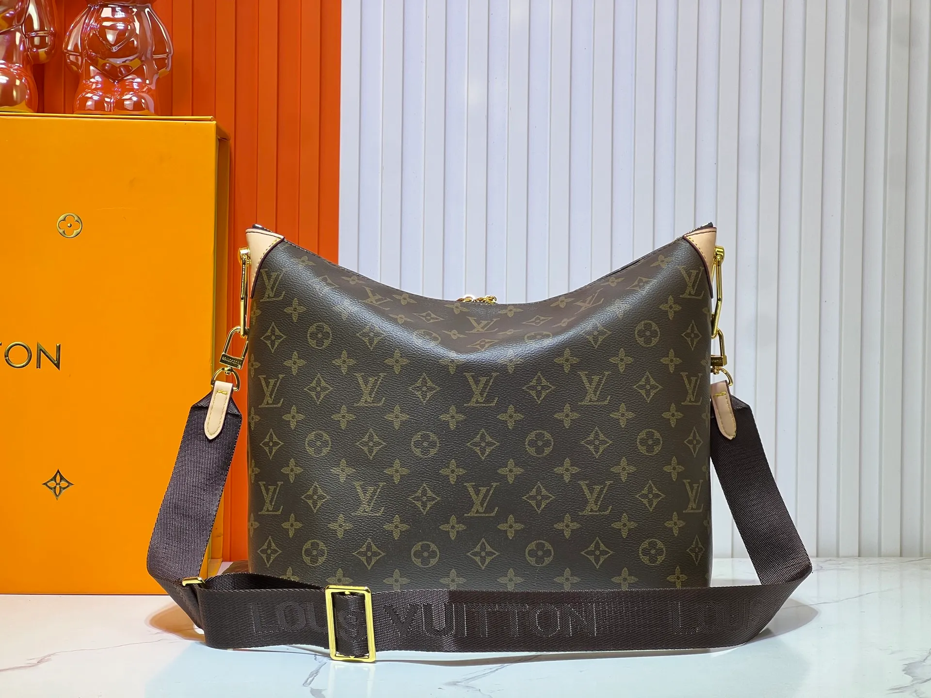Batch 260💰Upgraded original M12068 M12071 M12072 This new Coussin series of hobo bags combines fashion and functionality, and combines the series’ iconic design elements. The bag is made of smooth cotton-paved leather and is embossed with the brand's Monogram pattern. The signature thick chain strap is accented with gold-tone hardware, while the wide detachable textile shoulder strap allows you to carry it in different ways. This versatile style is large enough to hold a laptop and features a removable zip pocket. Dimensions: 38x33x10 cm