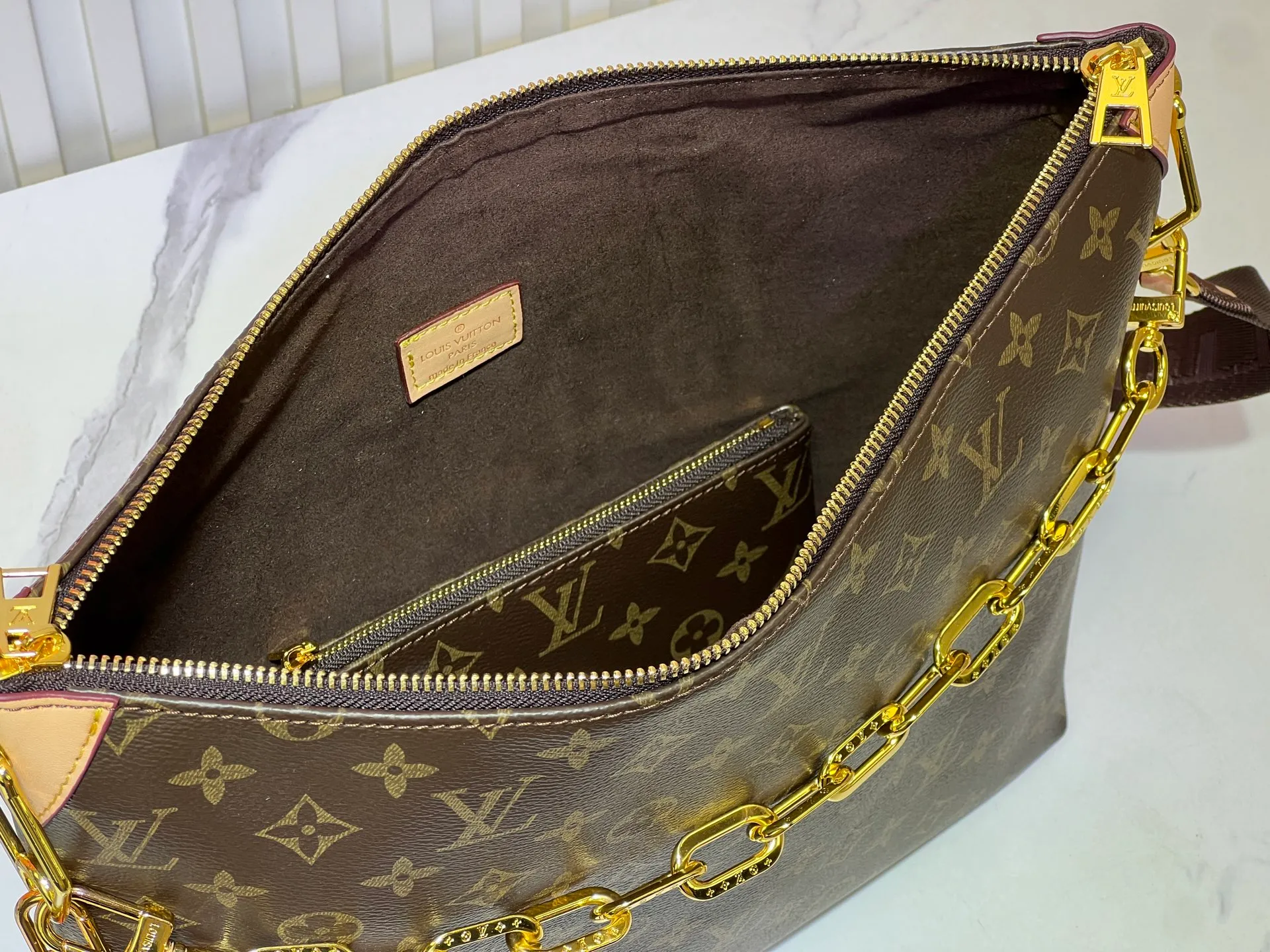 Batch 260💰Upgraded original M12068 M12071 M12072 This new Coussin series of hobo bags combines fashion and functionality, and combines the series’ iconic design elements. The bag is made of smooth cotton-paved leather and is embossed with the brand's Monogram pattern. The signature thick chain strap is accented with gold-tone hardware, while the wide detachable textile shoulder strap allows you to carry it in different ways. This versatile style is large enough to hold a laptop and features a removable zip pocket. Dimensions: 38x33x10 cm