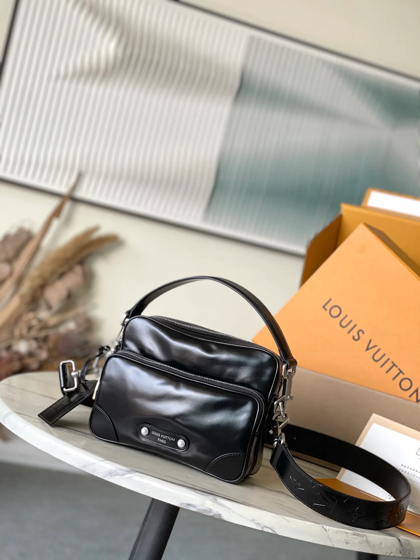 💰1340 (top layer leather) top original order M13987 This NiI handbag shines with the elegant luster of cow leather, and the Louis Vuitton Paris patch is fixed on the front with beaded rivets. The side lock buckle highlights the urban style, and the zipper puller of the main compartment is decorated with LV letters. Dimensions: 25 × 17.5 × 11 cm
