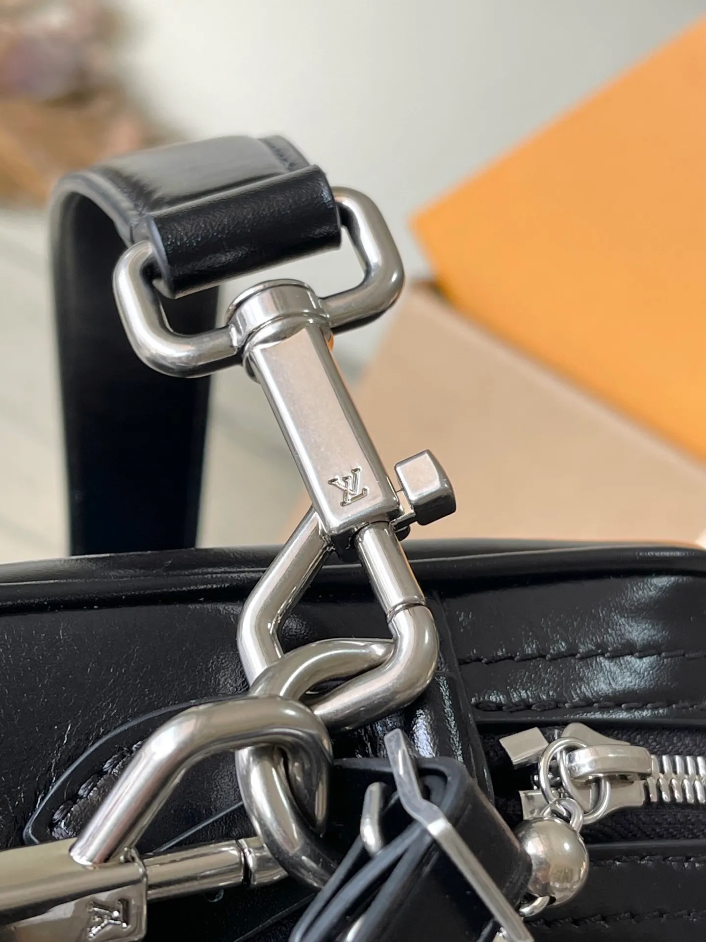 💰1340 (top layer leather) top original order M13987 This NiI handbag shines with the elegant luster of cow leather, and the Louis Vuitton Paris patch is fixed on the front with beaded rivets. The side lock buckle highlights the urban style, and the zipper puller of the main compartment is decorated with LV letters. Dimensions: 25 × 17.5 × 11 cm