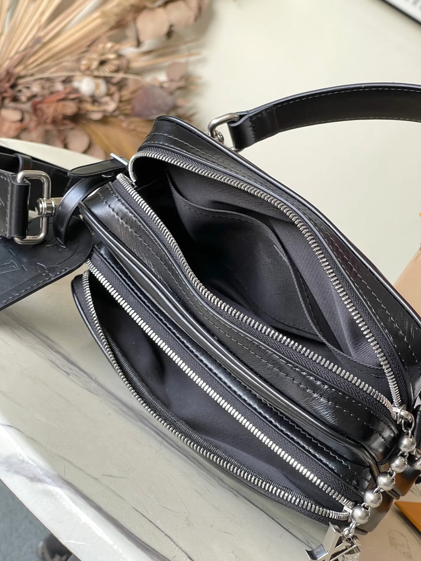 💰1340 (top layer leather) top original order M13987 This NiI handbag shines with the elegant luster of cow leather, and the Louis Vuitton Paris patch is fixed on the front with beaded rivets. The side lock buckle highlights the urban style, and the zipper puller of the main compartment is decorated with LV letters. Dimensions: 25 × 17.5 × 11 cm