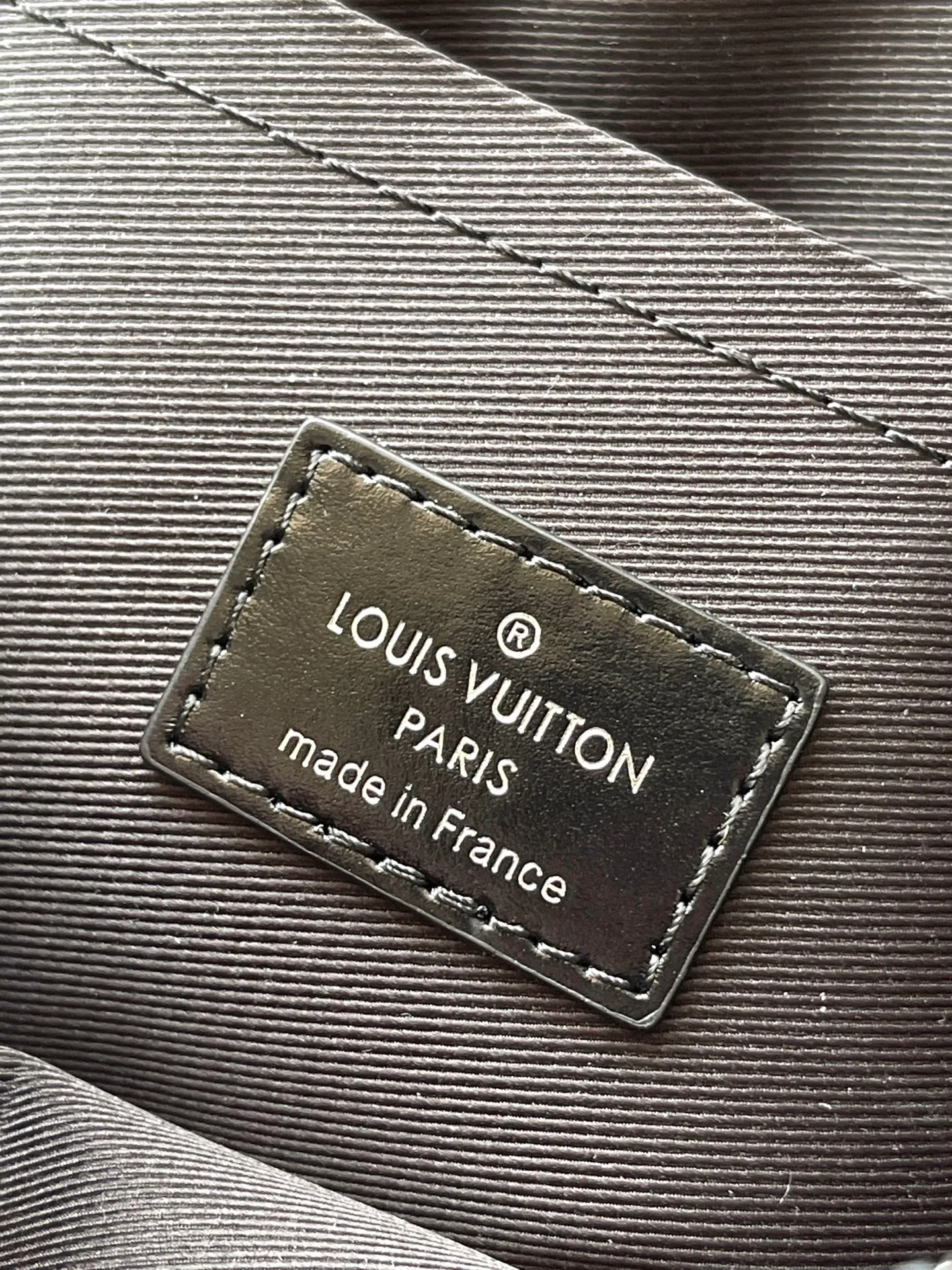 💰1340 (top layer leather) top original order M13987 This NiI handbag shines with the elegant luster of cow leather, and the Louis Vuitton Paris patch is fixed on the front with beaded rivets. The side lock buckle highlights the urban style, and the zipper puller of the main compartment is decorated with LV letters. Dimensions: 25 × 17.5 × 11 cm