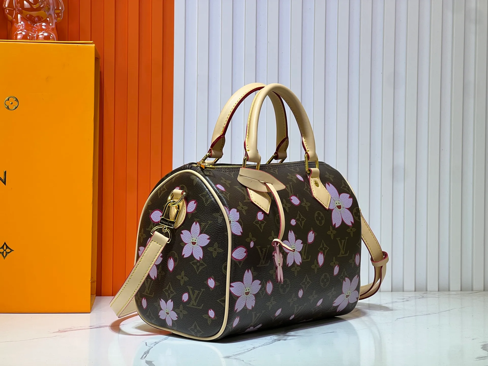 Batch 300💰 Upgraded original M13805 M13257 M40390 lv Murakami Takashi co-branded cherry blossom 🌸NANOSPEEDY handbag This Nano Speedy handbag combines Monogram canvas and cow leather trim printing, with 33 colorful colors to interpret white tricolor and black tricolor. Launched in twelve sections, it is very popular around the world and is loved by celebrities and celebrities. 25.0 x 19.0 x 15.0 cm