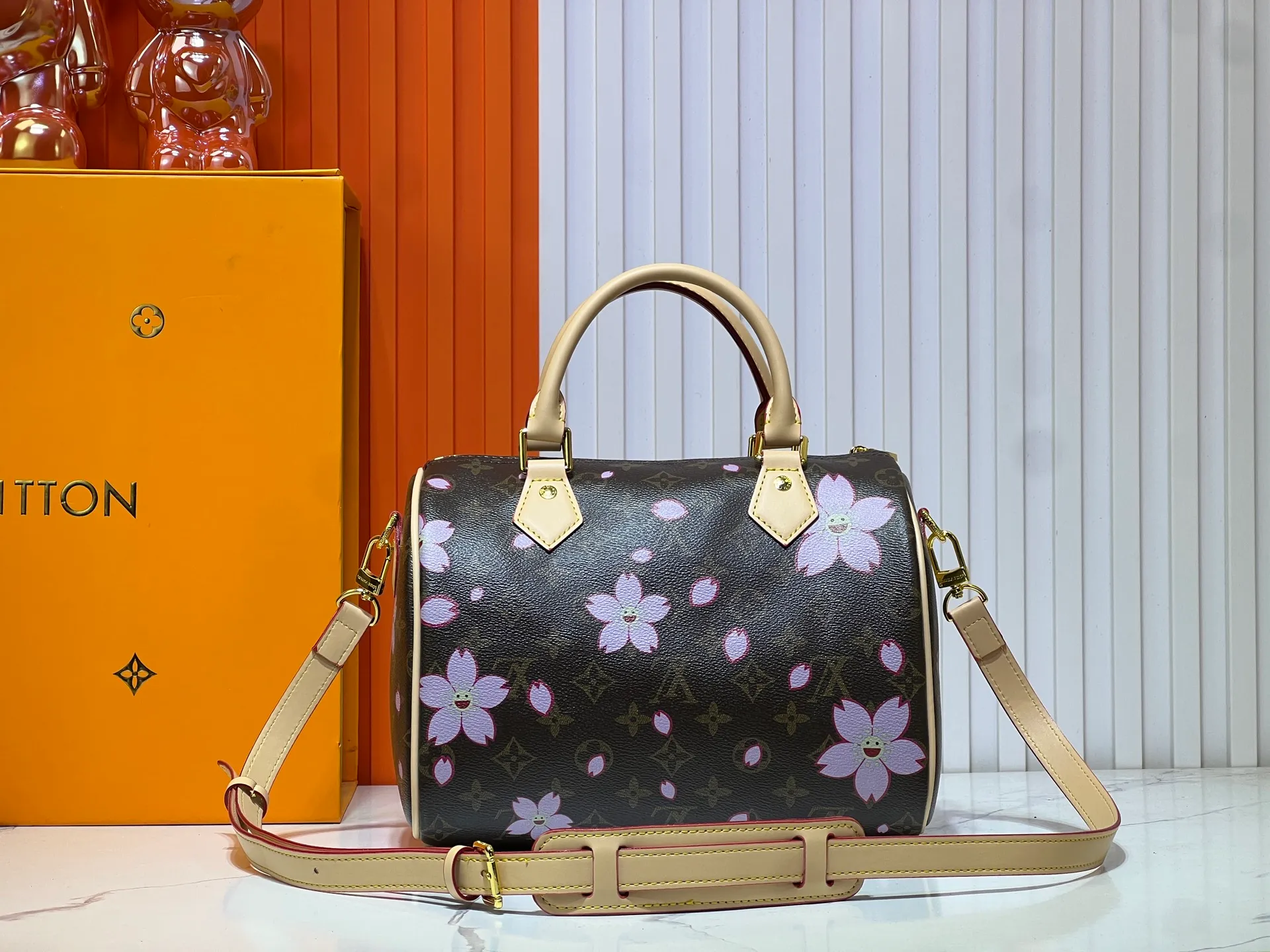 Batch 300💰 Upgraded original M13805 M13257 M40390 lv Murakami Takashi co-branded cherry blossom 🌸NANOSPEEDY handbag This Nano Speedy handbag combines Monogram canvas and cow leather trim printing, with 33 colorful colors to interpret white tricolor and black tricolor. Launched in twelve sections, it is very popular around the world and is loved by celebrities and celebrities. 25.0 x 19.0 x 15.0 cm