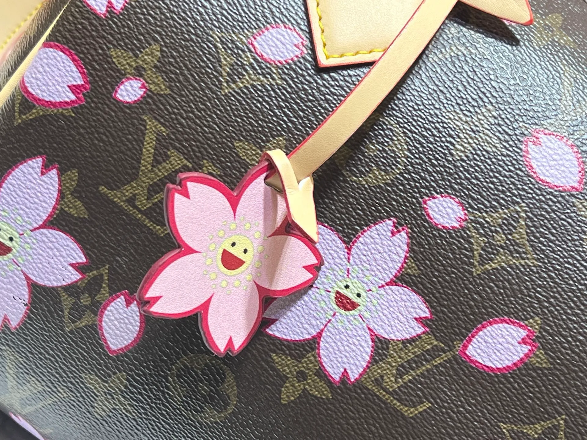 Batch 300💰 Upgraded original M13805 M13257 M40390 lv Murakami Takashi co-branded cherry blossom 🌸NANOSPEEDY handbag This Nano Speedy handbag combines Monogram canvas and cow leather trim printing, with 33 colorful colors to interpret white tricolor and black tricolor. Launched in twelve sections, it is very popular around the world and is loved by celebrities and celebrities. 25.0 x 19.0 x 15.0 cm