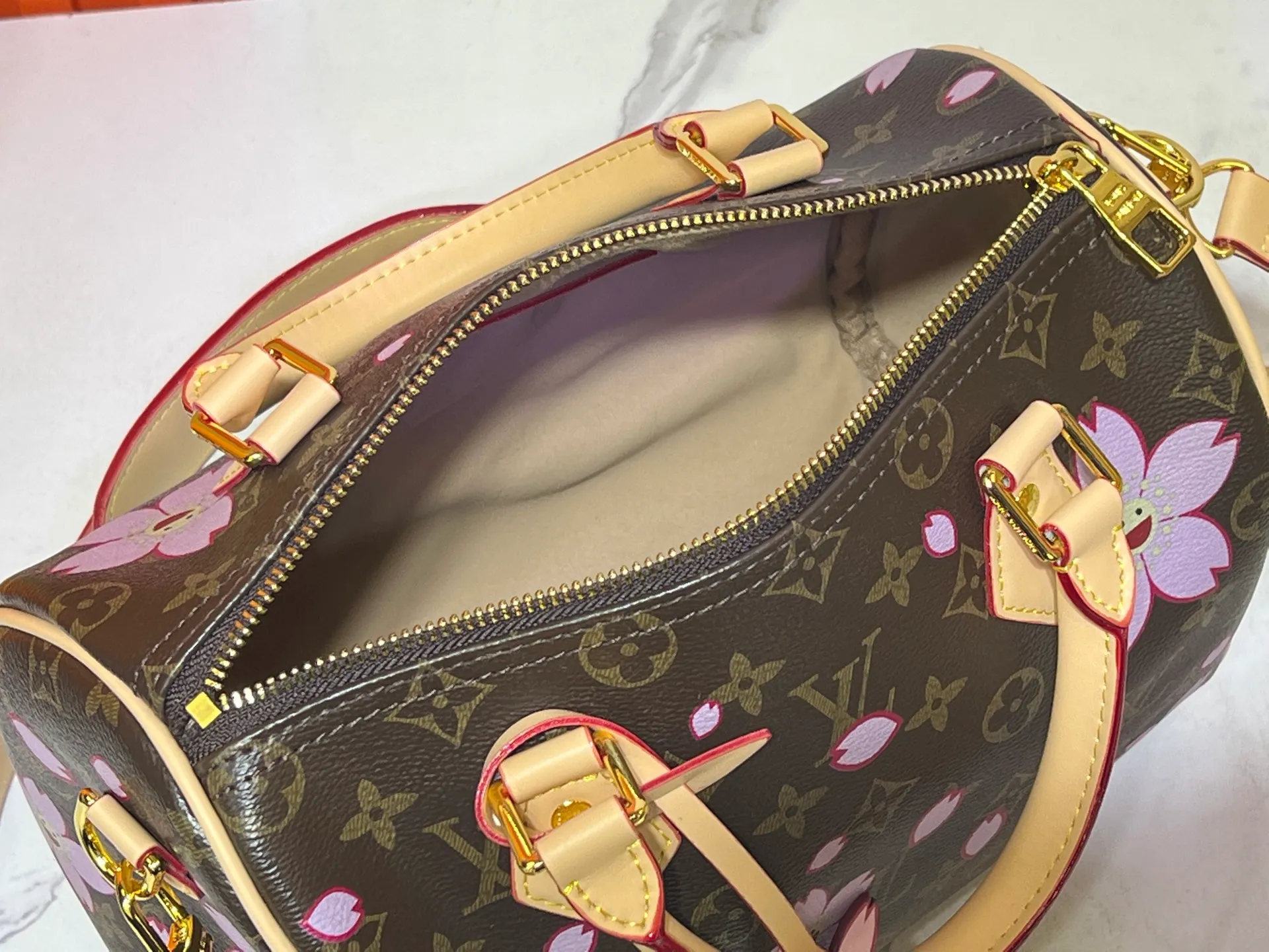 Batch 300💰 Upgraded original M13805 M13257 M40390 lv Murakami Takashi co-branded cherry blossom 🌸NANOSPEEDY handbag This Nano Speedy handbag combines Monogram canvas and cow leather trim printing, with 33 colorful colors to interpret white tricolor and black tricolor. Launched in twelve sections, it is very popular around the world and is loved by celebrities and celebrities. 25.0 x 19.0 x 15.0 cm