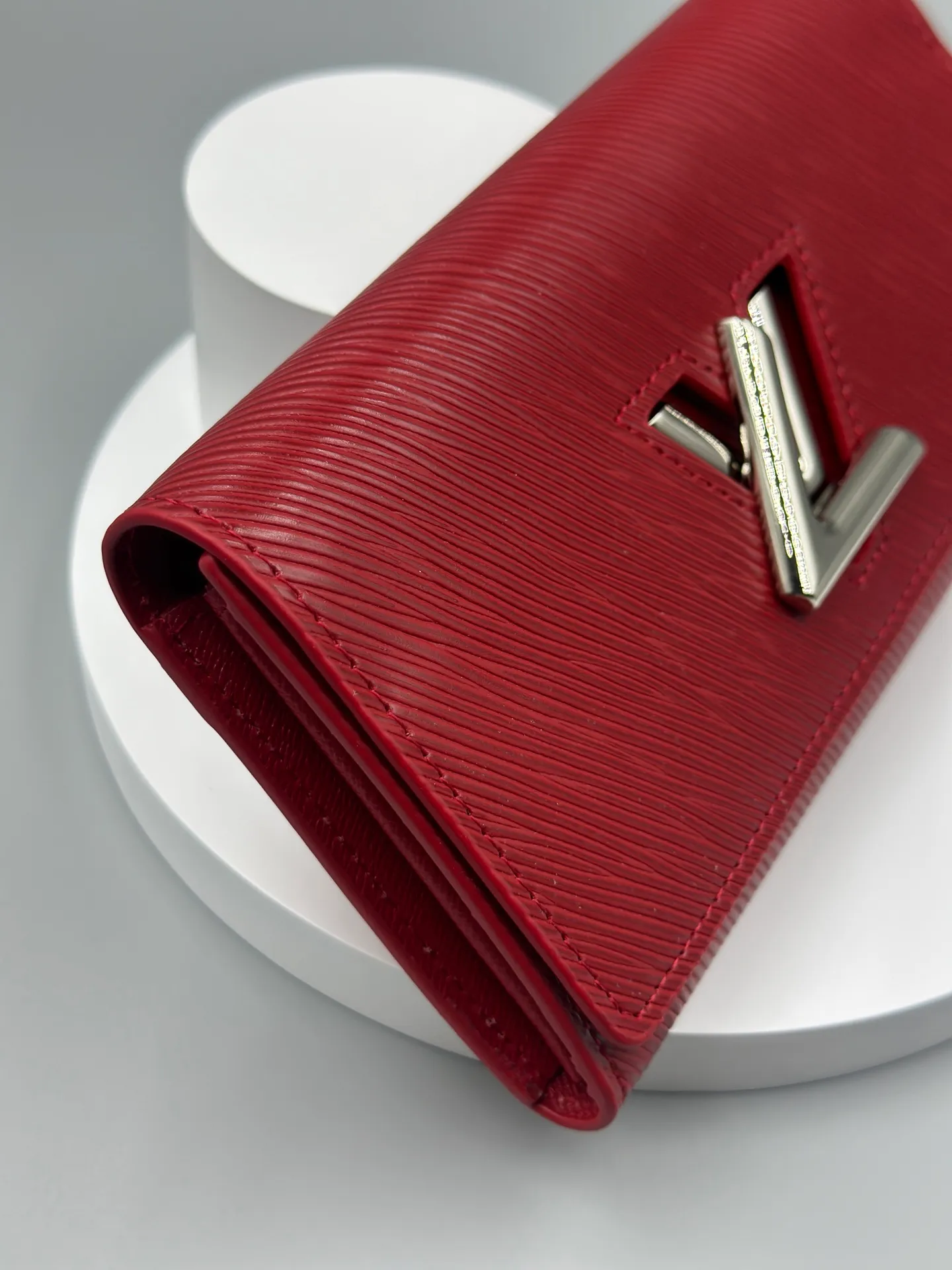 P160 M61179 is made of Epi leather, which combines smart and practical design with a high sense of fashion to create a unique style. The LV Twist wallet adopts a twist lock design, turning the L into a V by crossing your fingers. The multiple pocket design makes this wallet both playful and practical. Dimensions: 19.0x 10.5x 2.5 cm,