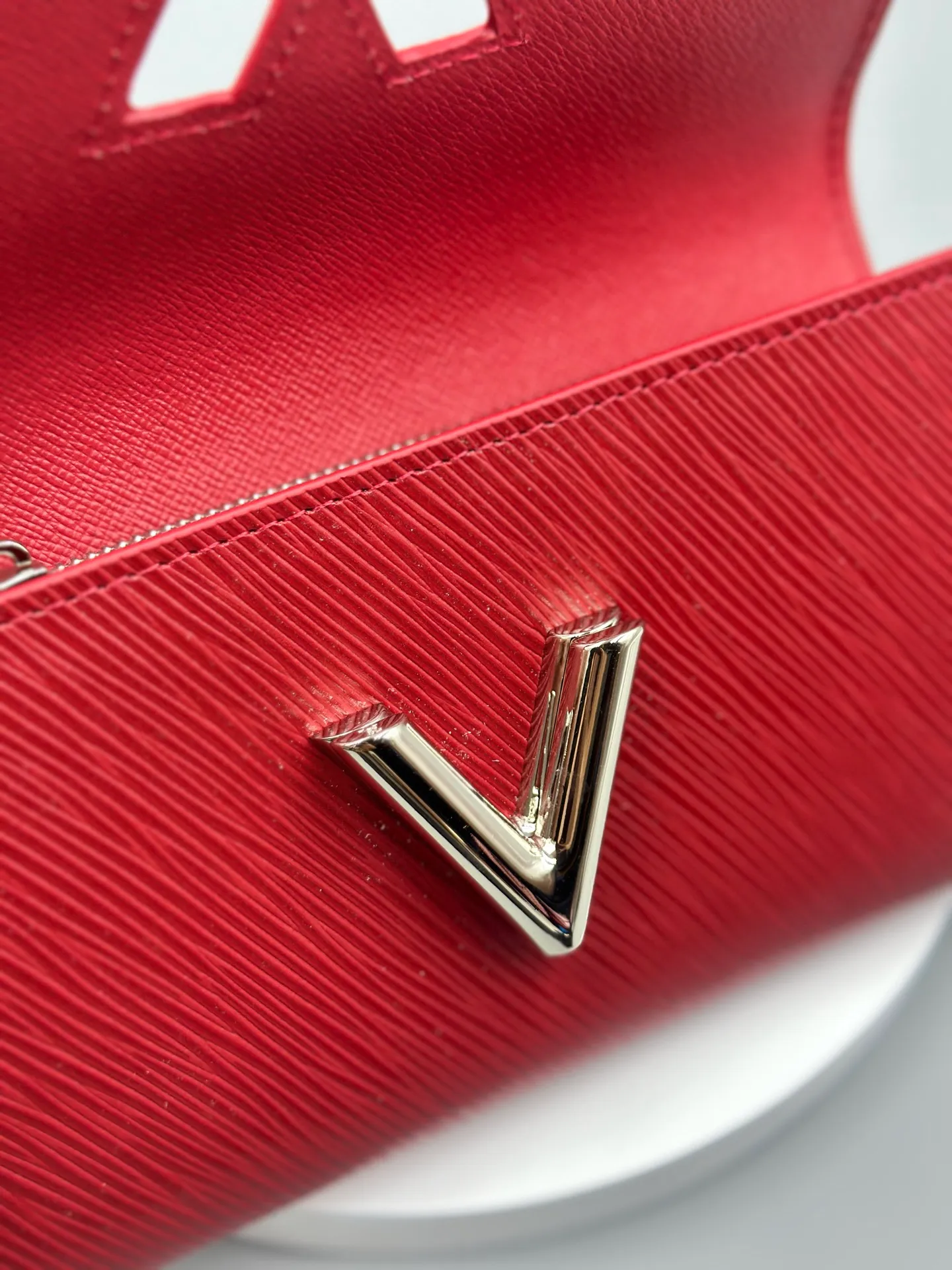 P160 M61179 is made of Epi leather, which combines smart and practical design with a high sense of fashion to create a unique style. The LV Twist wallet adopts a twist lock design, turning the L into a V by crossing your fingers. The multiple pocket design makes this wallet both playful and practical. Dimensions: 19.0x 10.5x 2.5 cm,