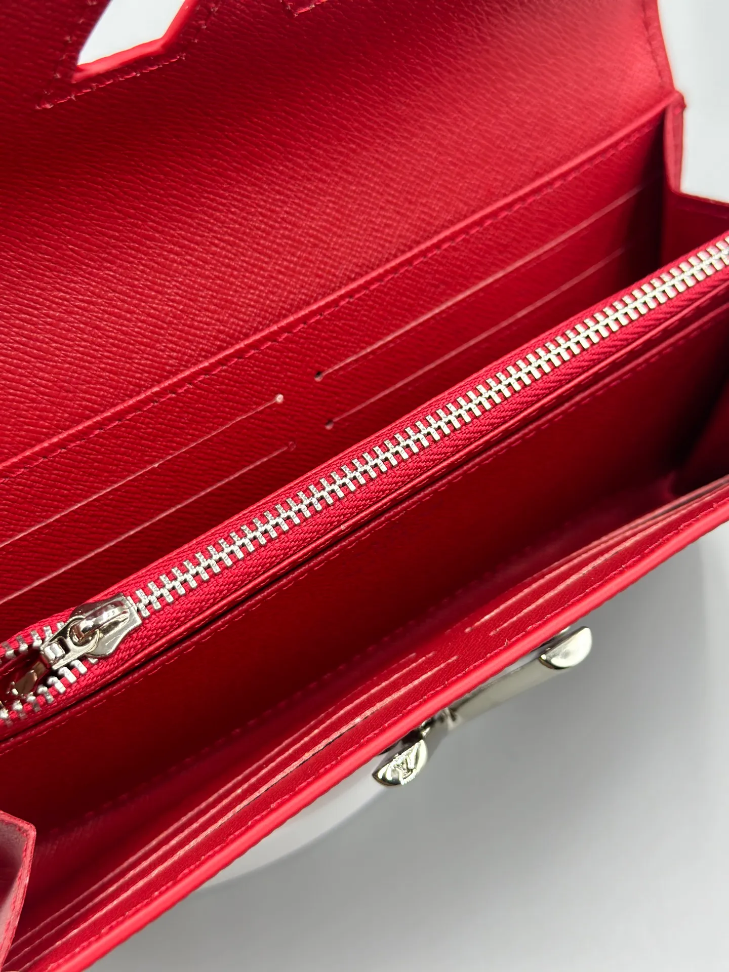 P160 M61179 is made of Epi leather, which combines smart and practical design with a high sense of fashion to create a unique style. The LV Twist wallet adopts a twist lock design, turning the L into a V by crossing your fingers. The multiple pocket design makes this wallet both playful and practical. Dimensions: 19.0x 10.5x 2.5 cm,