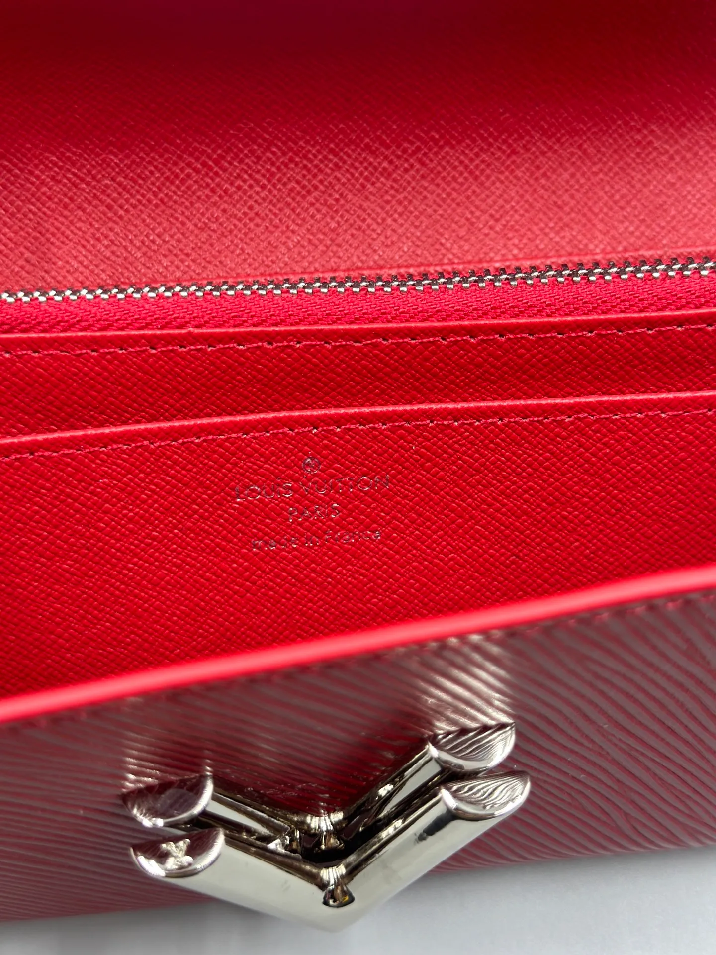 P160 M61179 is made of Epi leather, which combines smart and practical design with a high sense of fashion to create a unique style. The LV Twist wallet adopts a twist lock design, turning the L into a V by crossing your fingers. The multiple pocket design makes this wallet both playful and practical. Dimensions: 19.0x 10.5x 2.5 cm,