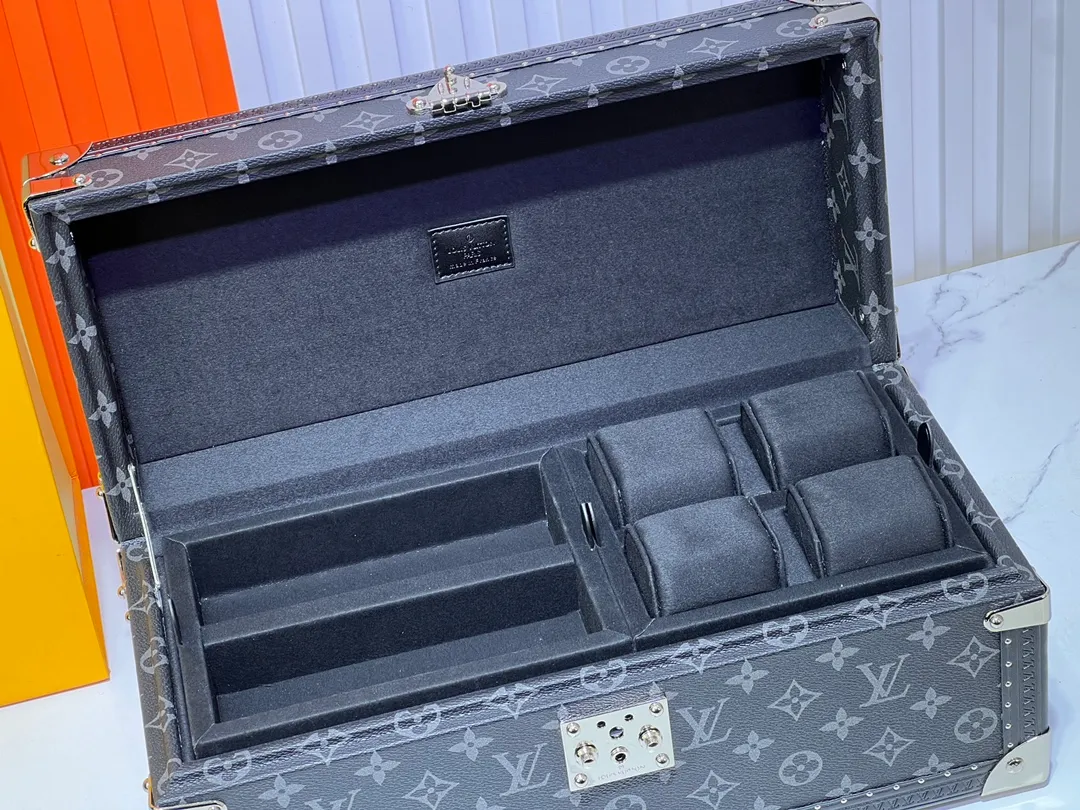 Batch 1220💰Guangzhou top original M20209 treasure box [exclusive photo, upgraded original] can hold watches and can hold jewelry. This treasure box is made of classic Monogram canvas. It is equipped with a removable tray to hide valuables.  -38.0*18.0cm✅ -Two storage layers✅ ​​-Partitioned in the middle. Can store valuables✅ -Push open the automatic pop-up lock✅ -Lined with velvet✅ -Silver metal/hardware✅ -Extreme workmanship, every detail is just right✅ -Purely handmade, every small nail is clearly in place,✅ LOUIS VUITTON hard box is like a treasure box that travels through history. Its sturdiness is a symbol of Louis Vuitton's traditional exquisite craftsmanship✅