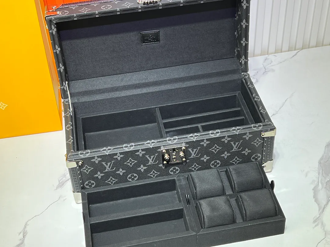 Batch 1220💰Guangzhou top original M20209 treasure box [exclusive photo, upgraded original] can hold watches and can hold jewelry. This treasure box is made of classic Monogram canvas. It is equipped with a removable tray to hide valuables.  -38.0*18.0cm✅ -Two storage layers✅ ​​-Partitioned in the middle. Can store valuables✅ -Push open the automatic pop-up lock✅ -Lined with velvet✅ -Silver metal/hardware✅ -Extreme workmanship, every detail is just right✅ -Purely handmade, every small nail is clearly in place,✅ LOUIS VUITTON hard box is like a treasure box that travels through history. Its sturdiness is a symbol of Louis Vuitton's traditional exquisite craftsmanship✅