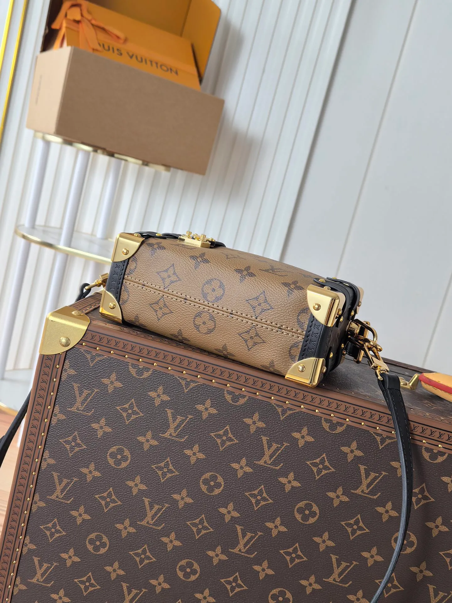 💰800💰 (Dynamic chip 163c01 top original order) M46358 M46815 M47139 This small Side Trunk handbag is made of Monogram canvas with a rectangular shape, with cow leather trim and exquisite metal parts. The reinforced corners and the S-lock that connects the zipper are exquisite details that reflect the classic heritage of Louis Vuitton hard luggage. The removable and adjustable leather shoulder strap makes it easy to carry by hand or over the shoulder. Dimensions: 19.0 x 12.5 x 7.5 cm (length x height x width)