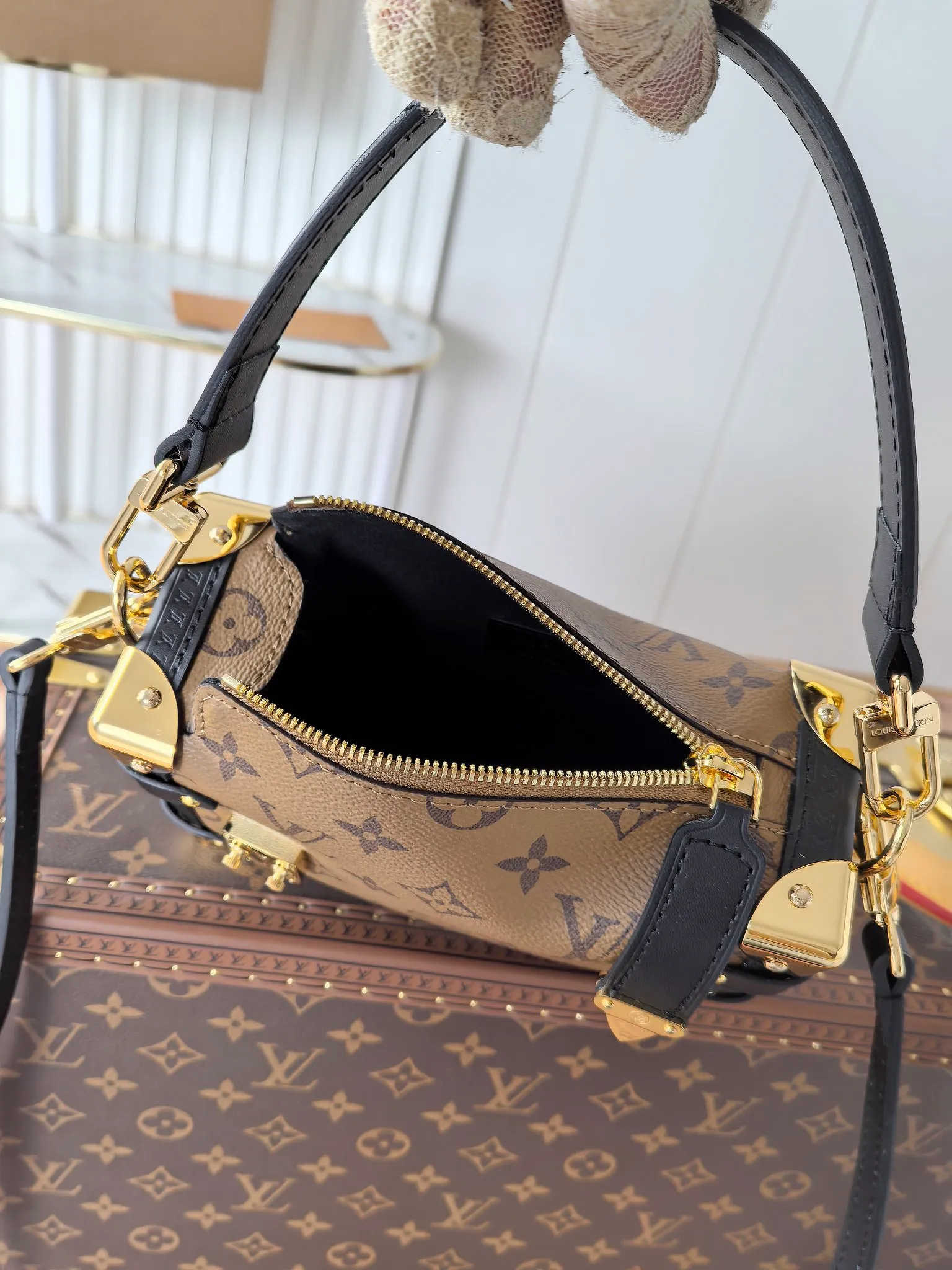 💰800💰 (Dynamic chip 163c01 top original order) M46358 M46815 M47139 This small Side Trunk handbag is made of Monogram canvas with a rectangular shape, with cow leather trim and exquisite metal parts. The reinforced corners and the S-lock that connects the zipper are exquisite details that reflect the classic heritage of Louis Vuitton hard luggage. The removable and adjustable leather shoulder strap makes it easy to carry by hand or over the shoulder. Dimensions: 19.0 x 12.5 x 7.5 cm (length x height x width)