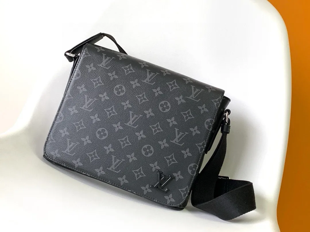💰740 Top Original M44000 Black Flower Small Upgraded Hardware Upgraded Fabric DISTRICT Handbag Fashionable and easy-to-line messenger bag, this especially new District small handbag is an ideal daily bag, elegant, lightweight, spacious interior, practical and elegant. Dimensions 25.0x 22.0x 8.0 cm