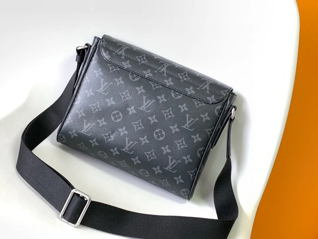 💰740 Top Original M44000 Black Flower Small Upgraded Hardware Upgraded Fabric DISTRICT Handbag Fashionable and easy-to-line messenger bag, this especially new District small handbag is an ideal daily bag, elegant, lightweight, spacious interior, practical and elegant. Dimensions 25.0x 22.0x 8.0 cm