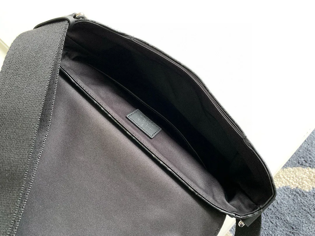 💰740 Top Original M44000 Black Flower Small Upgraded Hardware Upgraded Fabric DISTRICT Handbag Fashionable and easy-to-line messenger bag, this especially new District small handbag is an ideal daily bag, elegant, lightweight, spacious interior, practical and elegant. Dimensions 25.0x 22.0x 8.0 cm